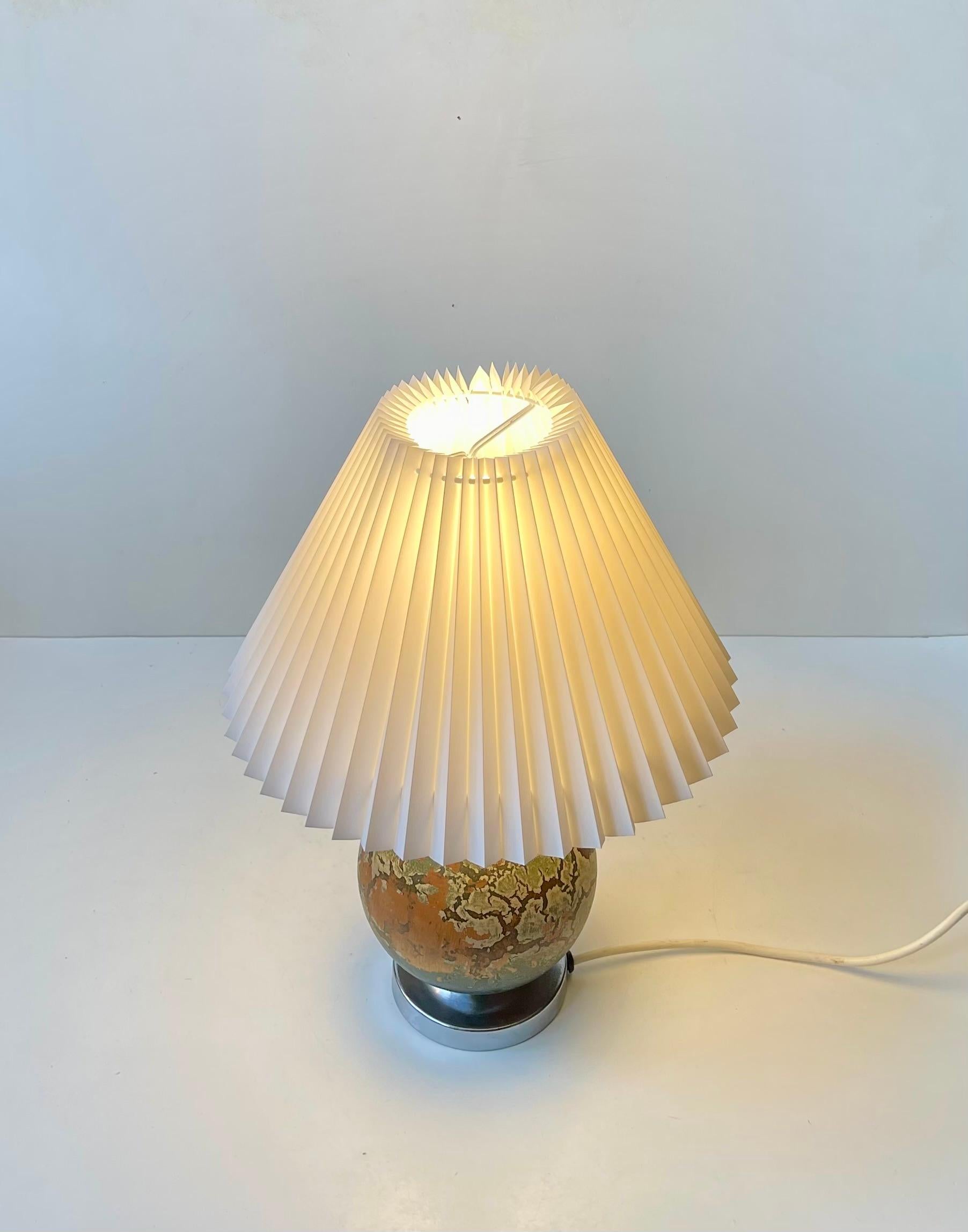 Europeo Lampada da tavolo in legno craquelé in stile Art Deco francese di Jean Besnard, anni '20 in vendita