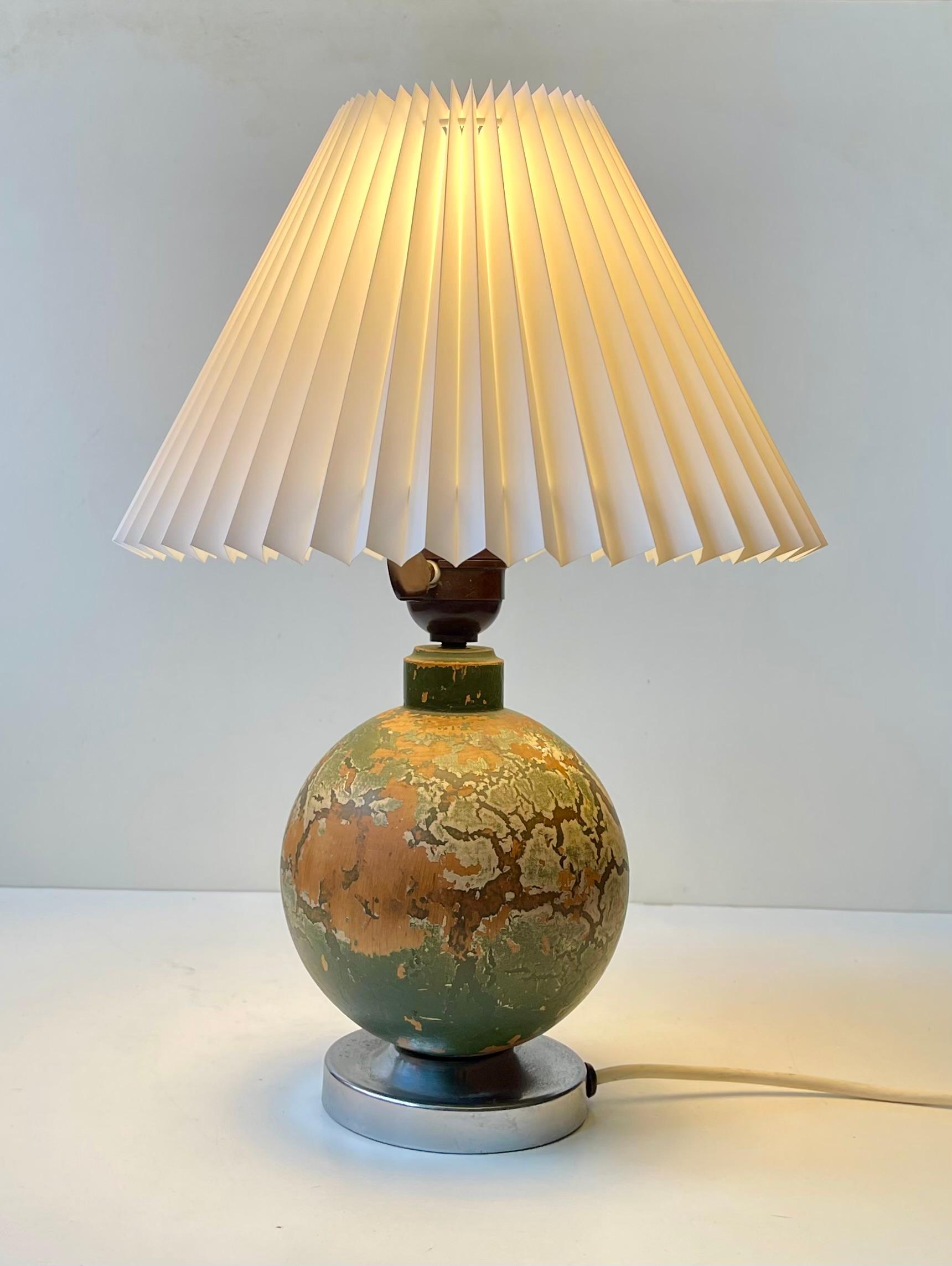 Lampada da tavolo in legno craquelé in stile Art Deco francese di Jean Besnard, anni '20 in vendita 1
