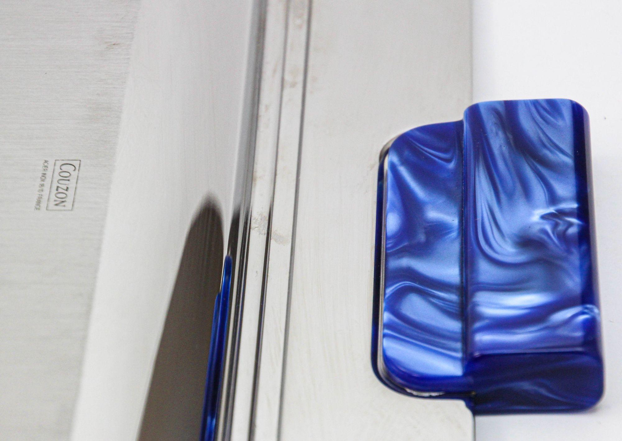 Plateau de service Art Déco Jean Couzon en acier inoxydable avec poignées bleues marbrées en vente 5