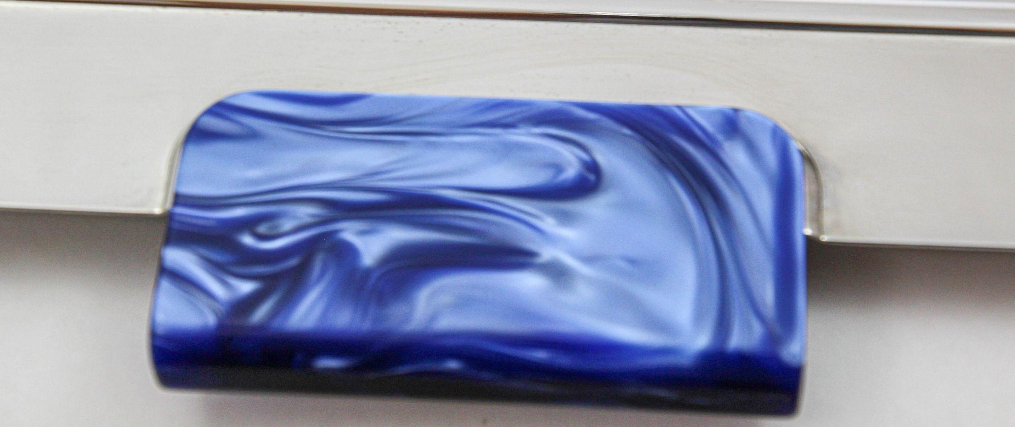 Plateau de service Art Déco Jean Couzon en acier inoxydable avec poignées bleues marbrées Bon état - En vente à North Hollywood, CA
