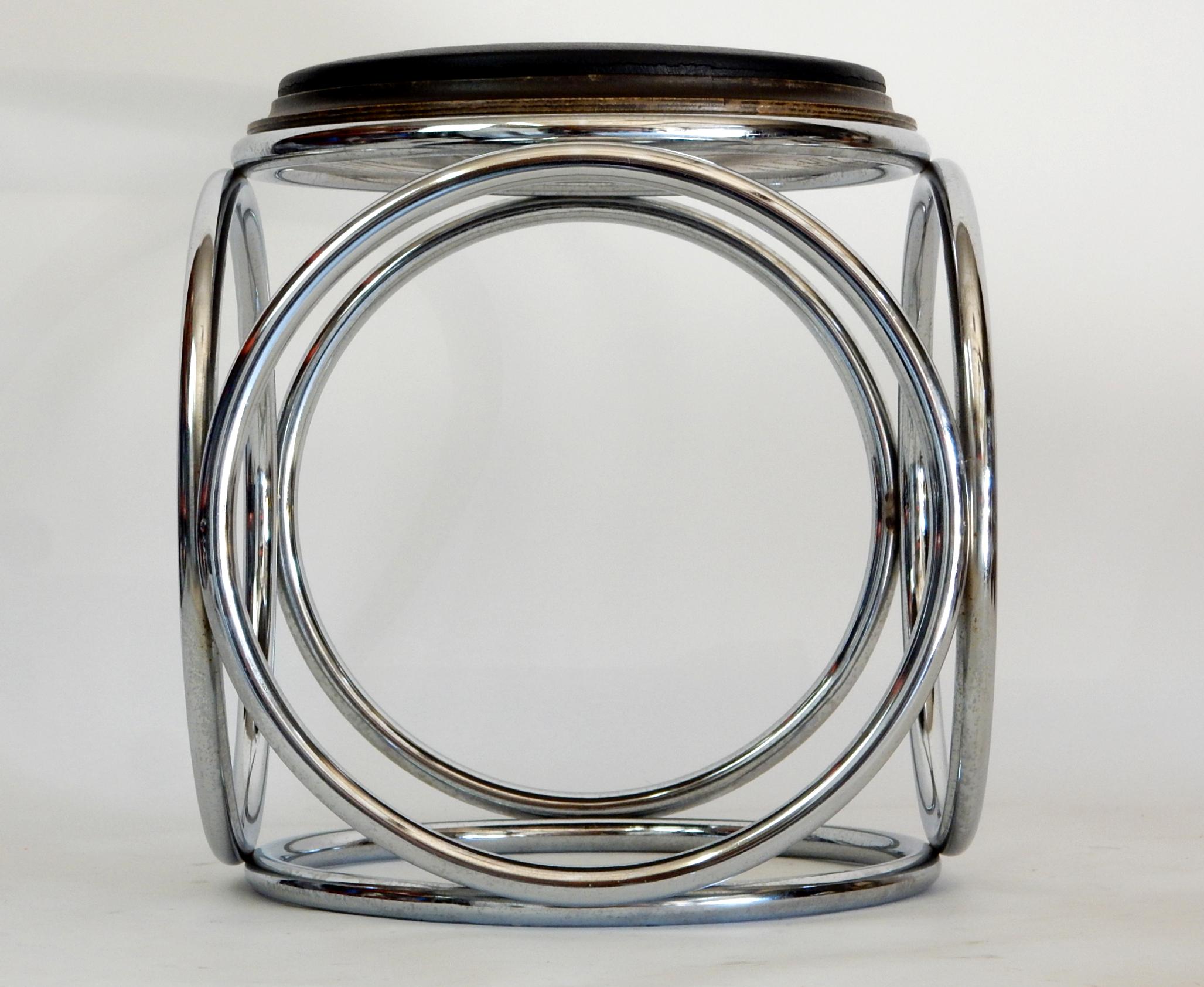 6 cercles tubulaires en acier sans soudure composent
ce tabouret/table attribué à Jean-Pierre Laporte.
Le plateau s'adapte à n'importe quel cercle.
Coussin en naugahyde d'un côté et plateau en faux bois de l'autre.
Non signé ou marqué.