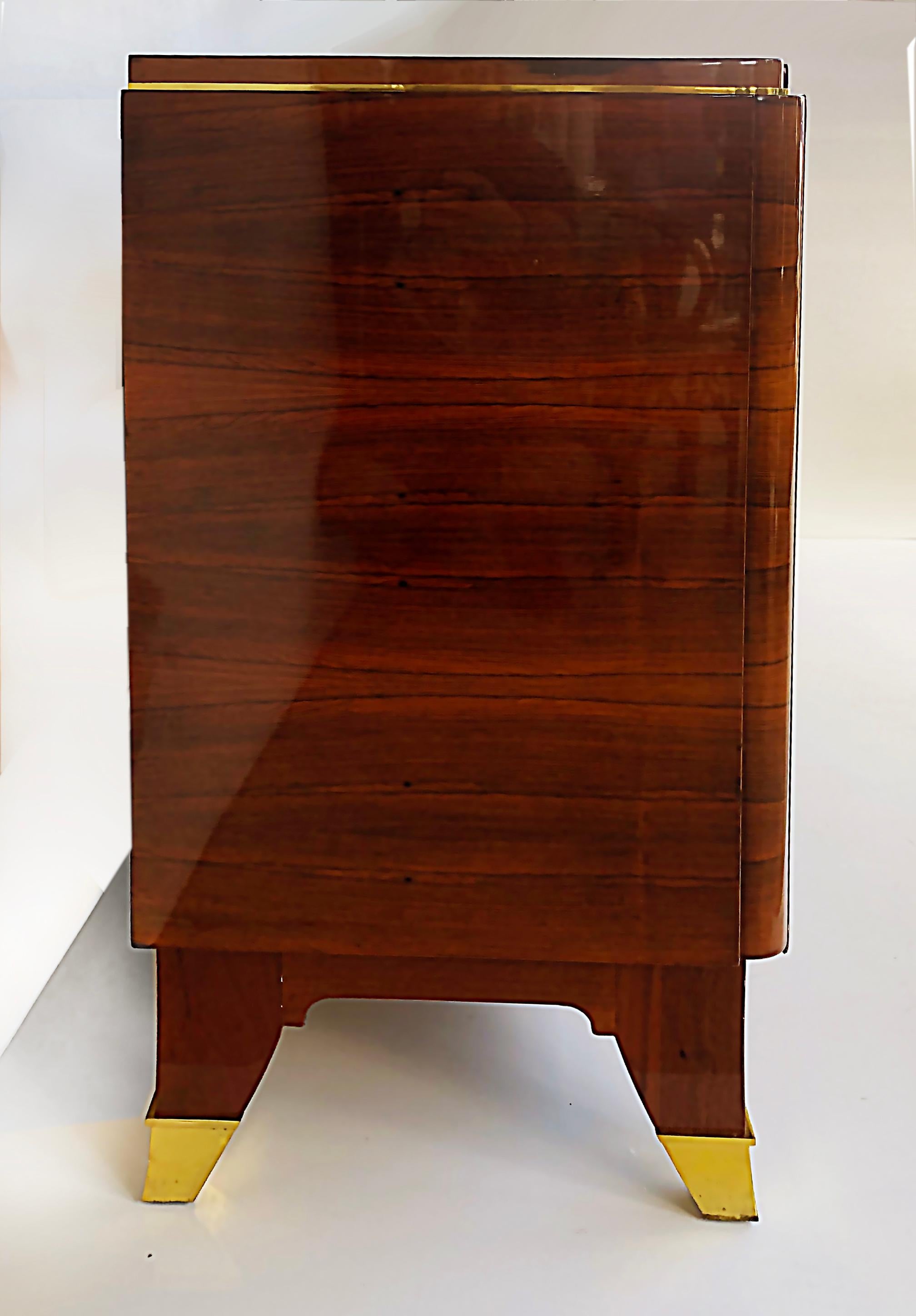 Crédence Art Déco française Jules Leleu en bois de rose montée sur bronze, signée.

Nous proposons à la vente un buffet ou crédence Art Déco français signé Jules en bois de rose avec des montures en bronze. L'armoire est datée d'environ 1940 et