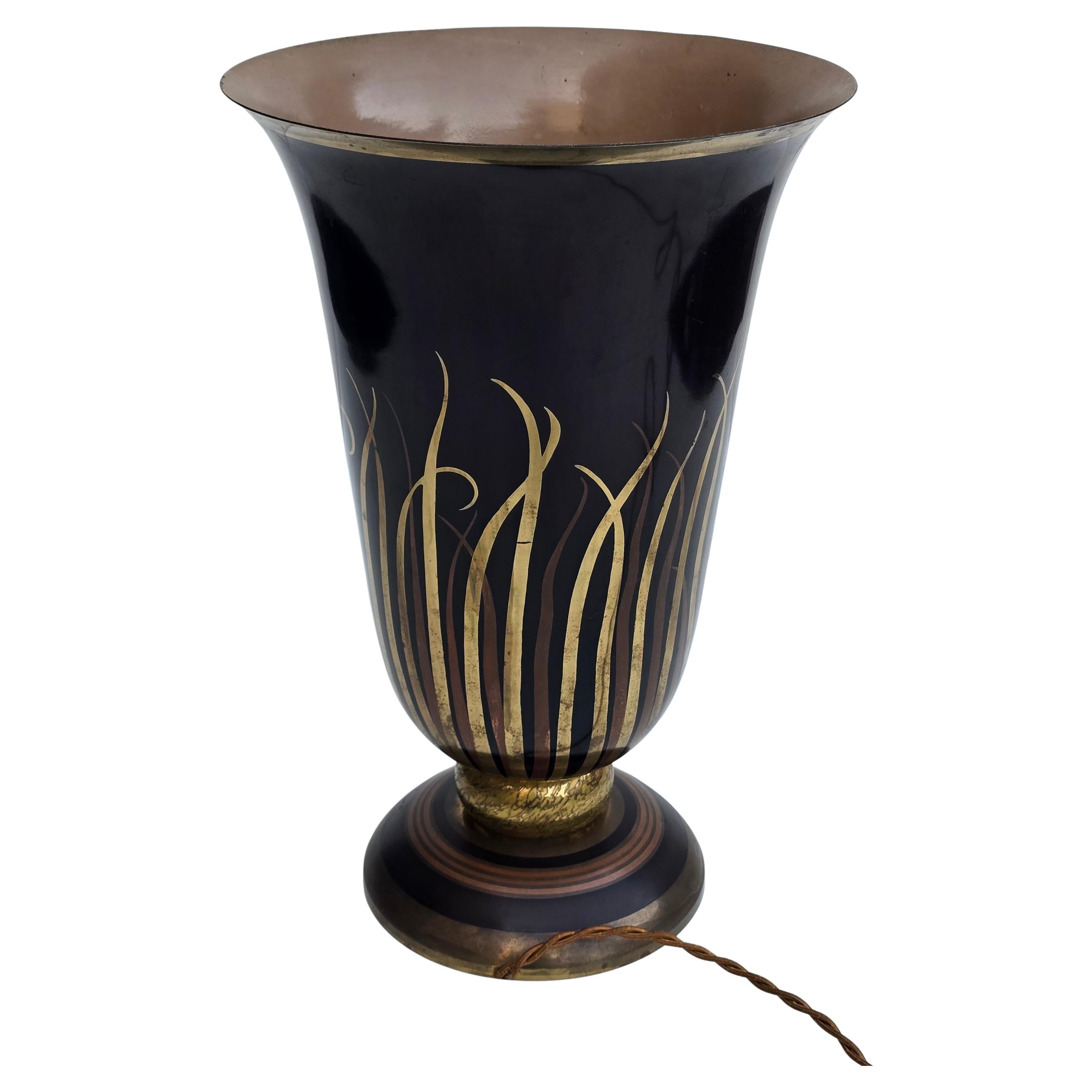 Rare pied de lampe laqué Art Déco français signé A. Ducobu, vers 1930. Laque noire profonde avec décor doré appliqué à la main de hérons et de roseaux. Forte présence sculpturale avec une patine élégante.

Ce pied de lampe Art déco français est une