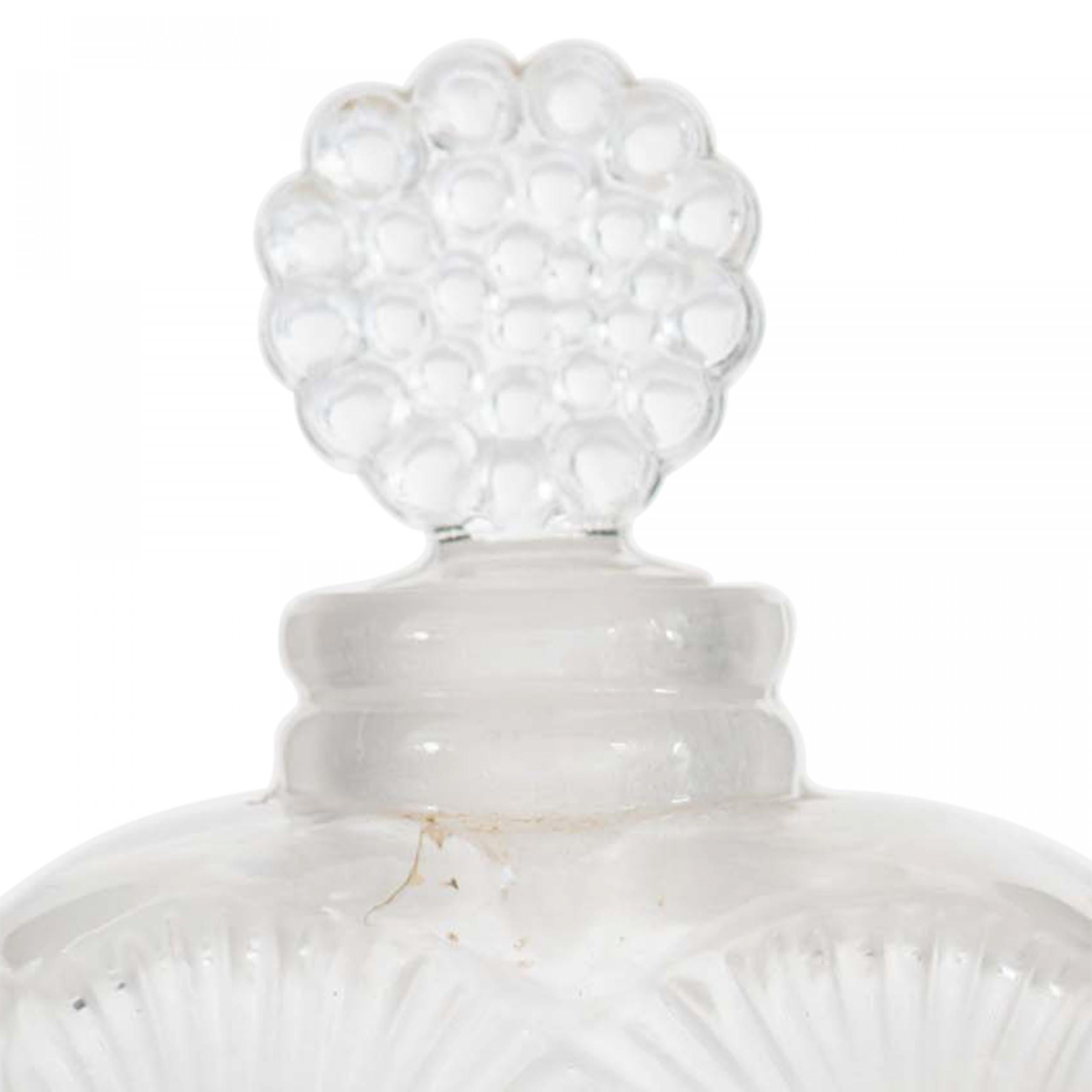 French Art Deco Lalique Flower Perfume Bottle In Good Condition For Sale In Queens, NY