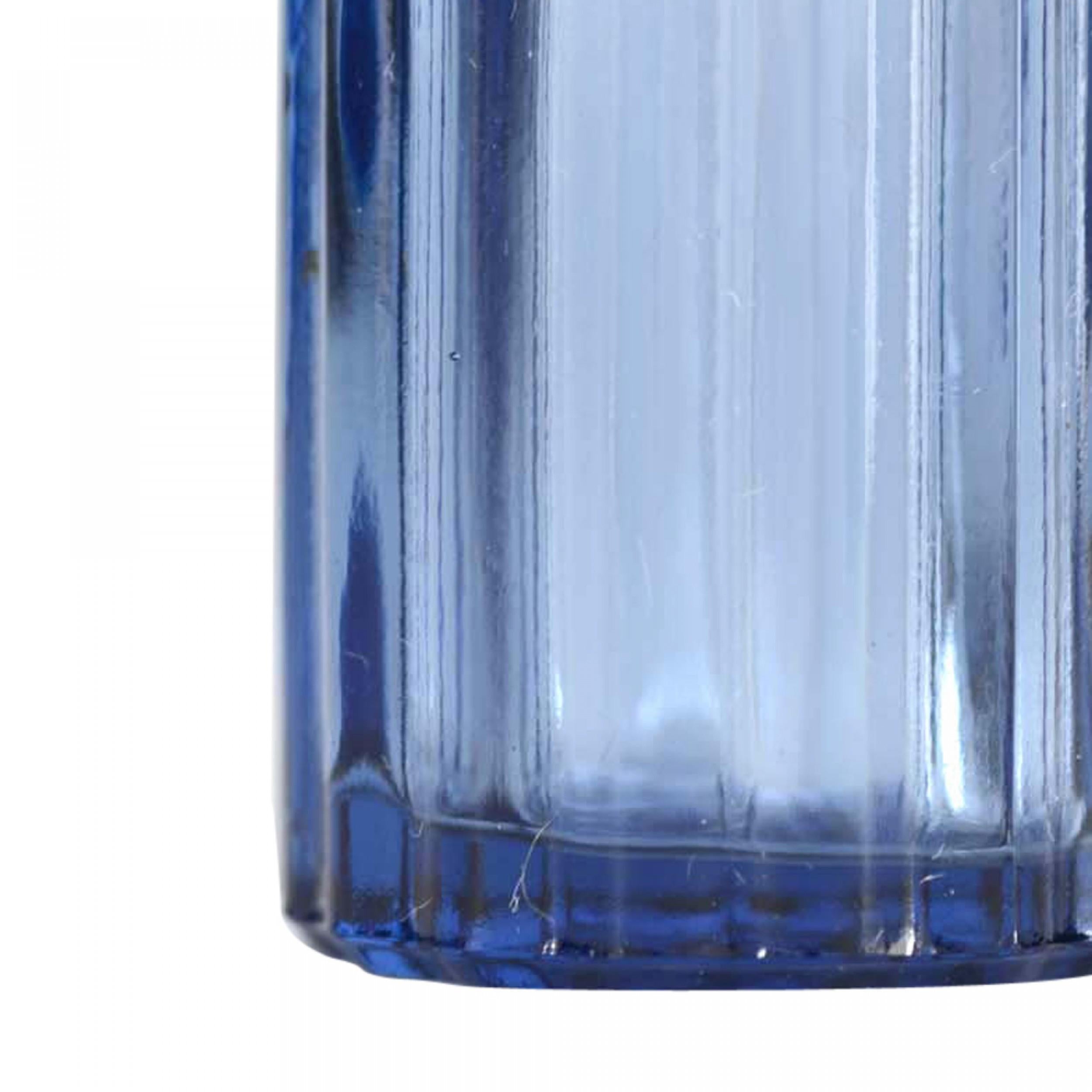 Kleiner zylindrischer, wolkenkratzerförmiger Parfümflakon aus blau getöntem, geripptem Glas mit rundem, geripptem, türkisfarbenem Kunststoffstopfen (signiert LALIQUE für Worth), französisches Art Deco