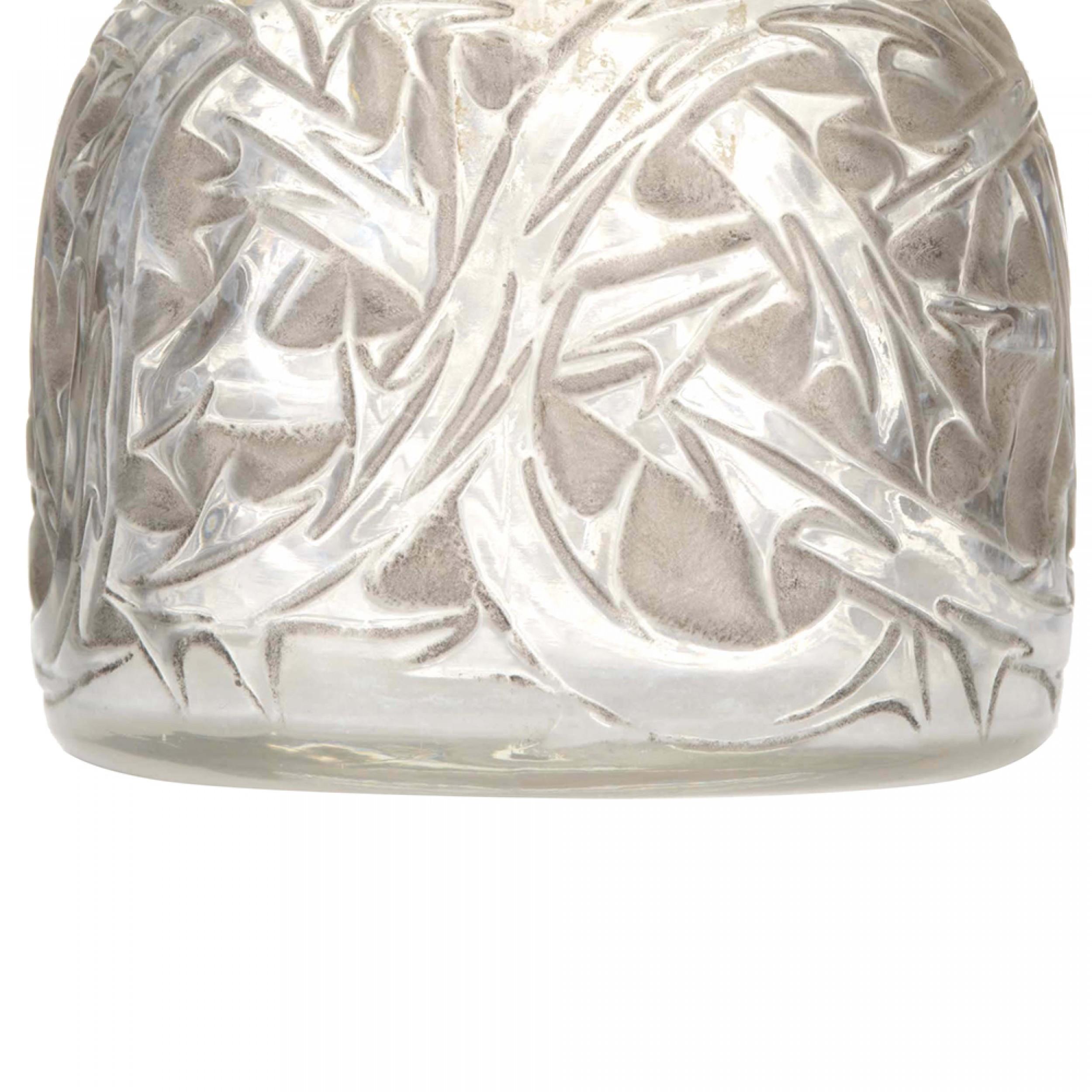 Bottiglia di profumo rotonda in vetro francese Art Decor con motivo decorativo a radica in rilievo e macchie grigie, con tappo a forma di cupola abbinato (firmato LALIQUE)