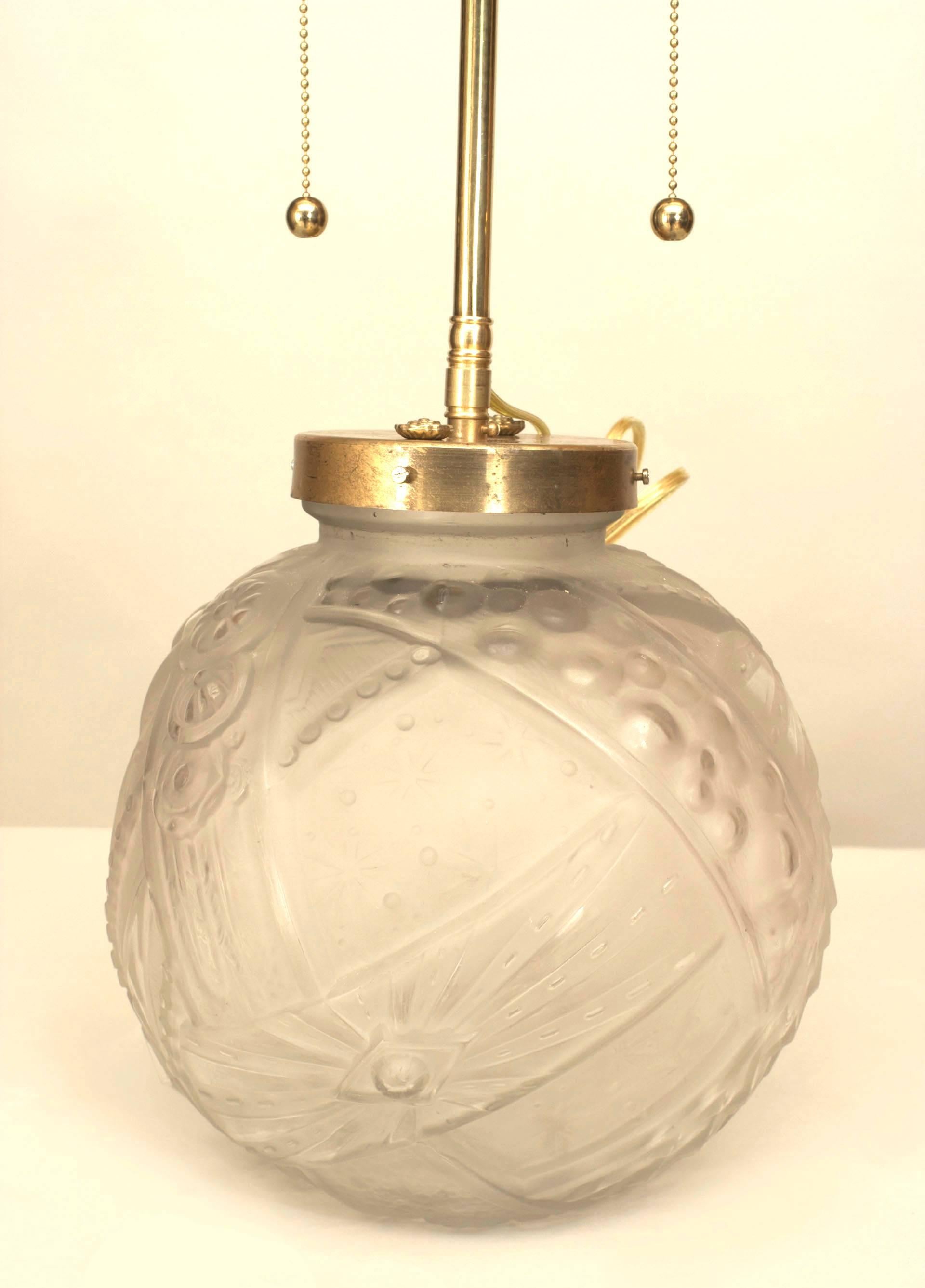 Lampe Art Déco française avec base ronde en verre géométrique dépoli (signée MULLER).
  