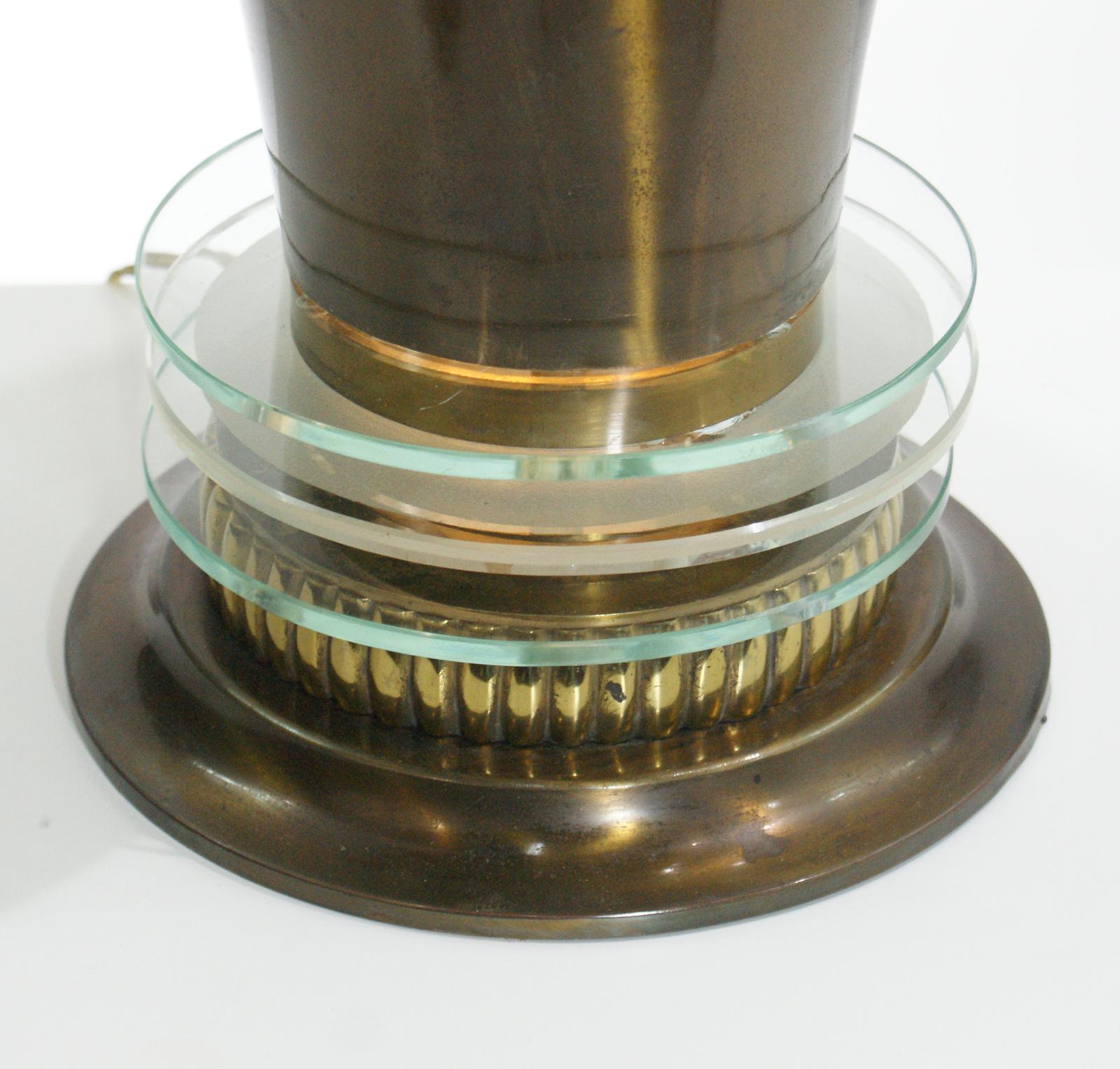 Lampe de table torchère Art Déco française en bronze laqué, avec de beaux détails en laiton et verre.
A la manière de René Pottier, référencé dans Le Luminaire, lighting design 1925-1937 de Guillaume Janneau - p. 433.