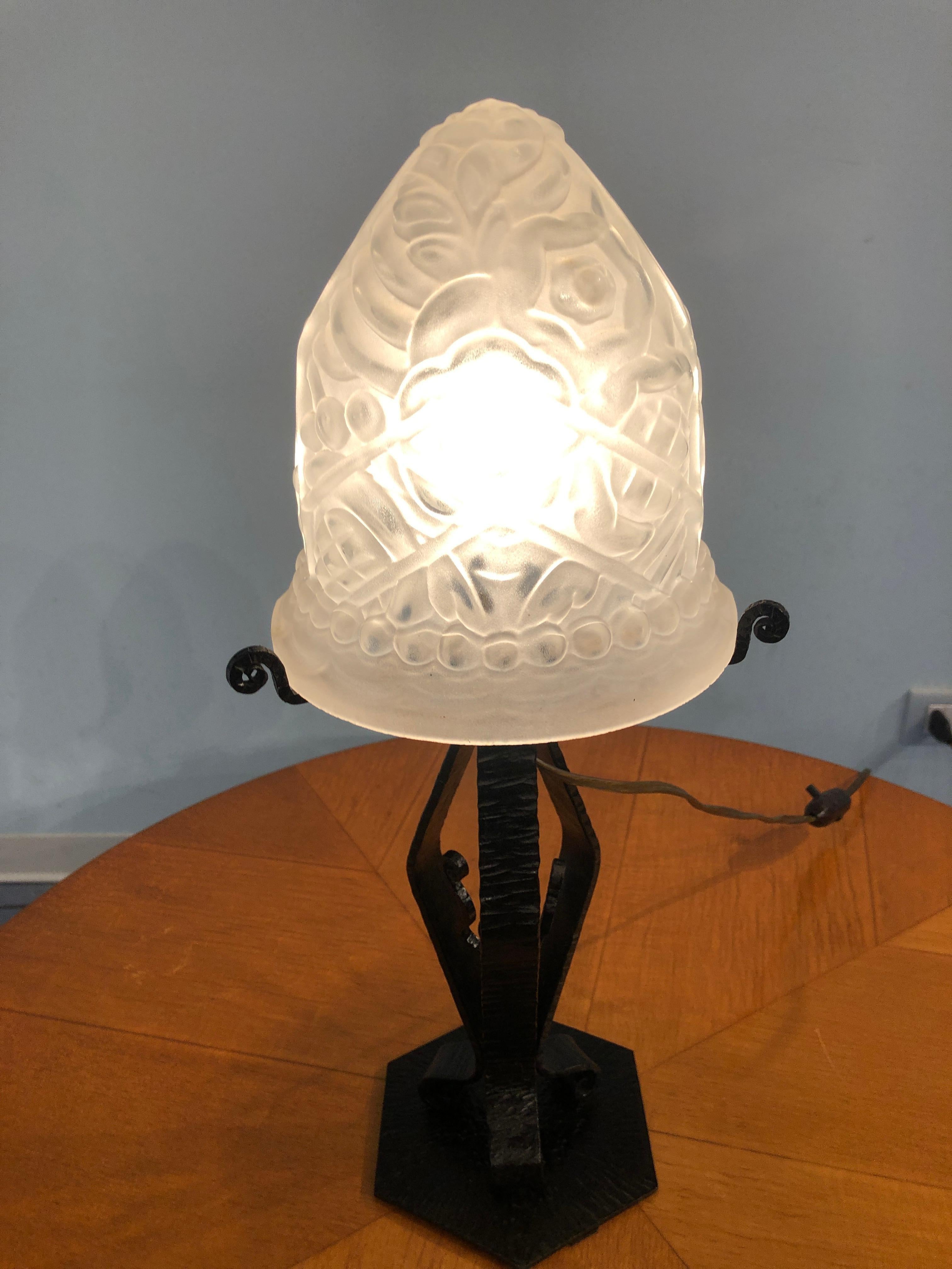 Lampe Art déco française en verre moulé épais, années 1950 en vente 5