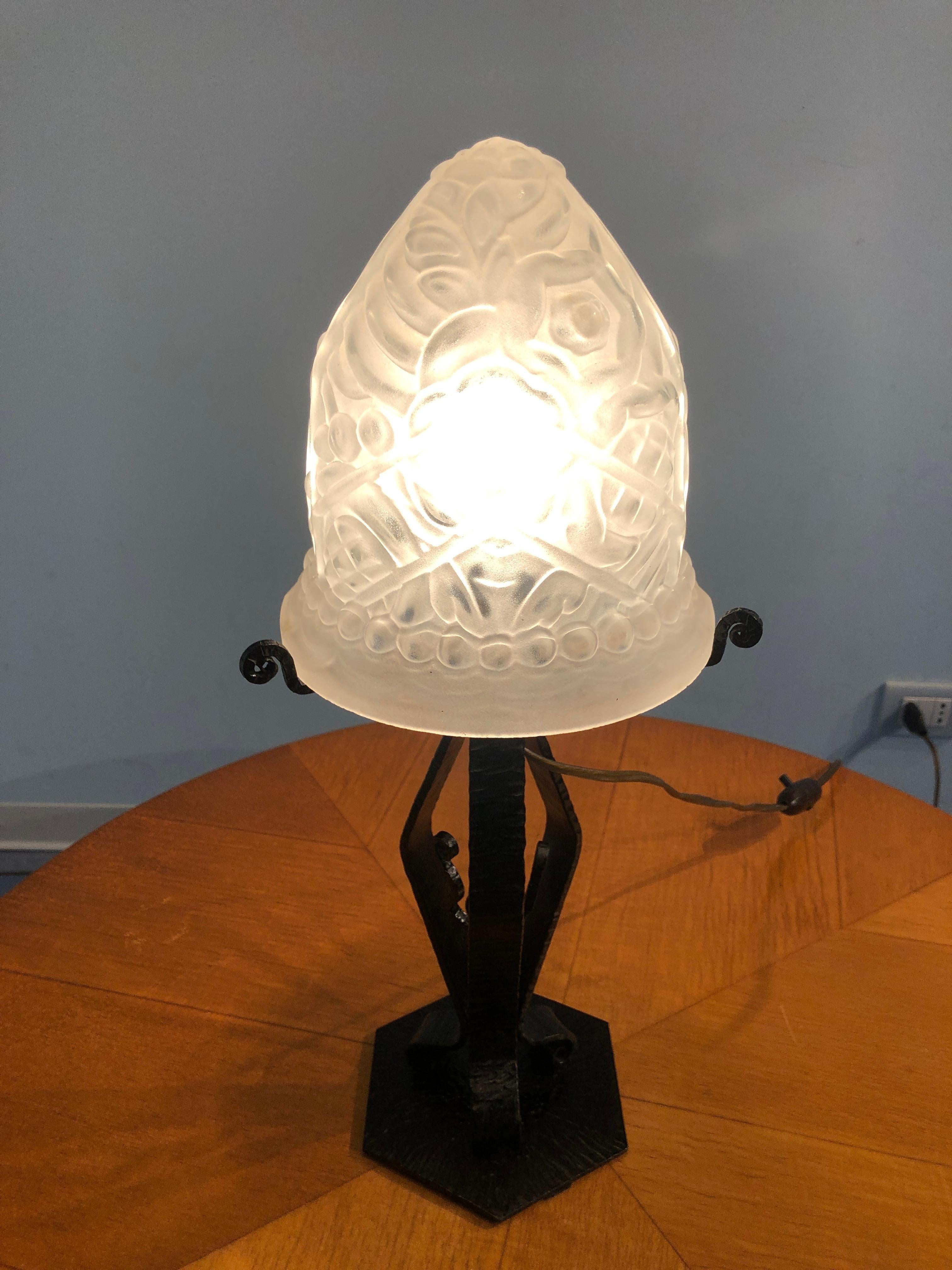French Art Deco Lamp in Thick Molded Glass, 1950s For Sale 7