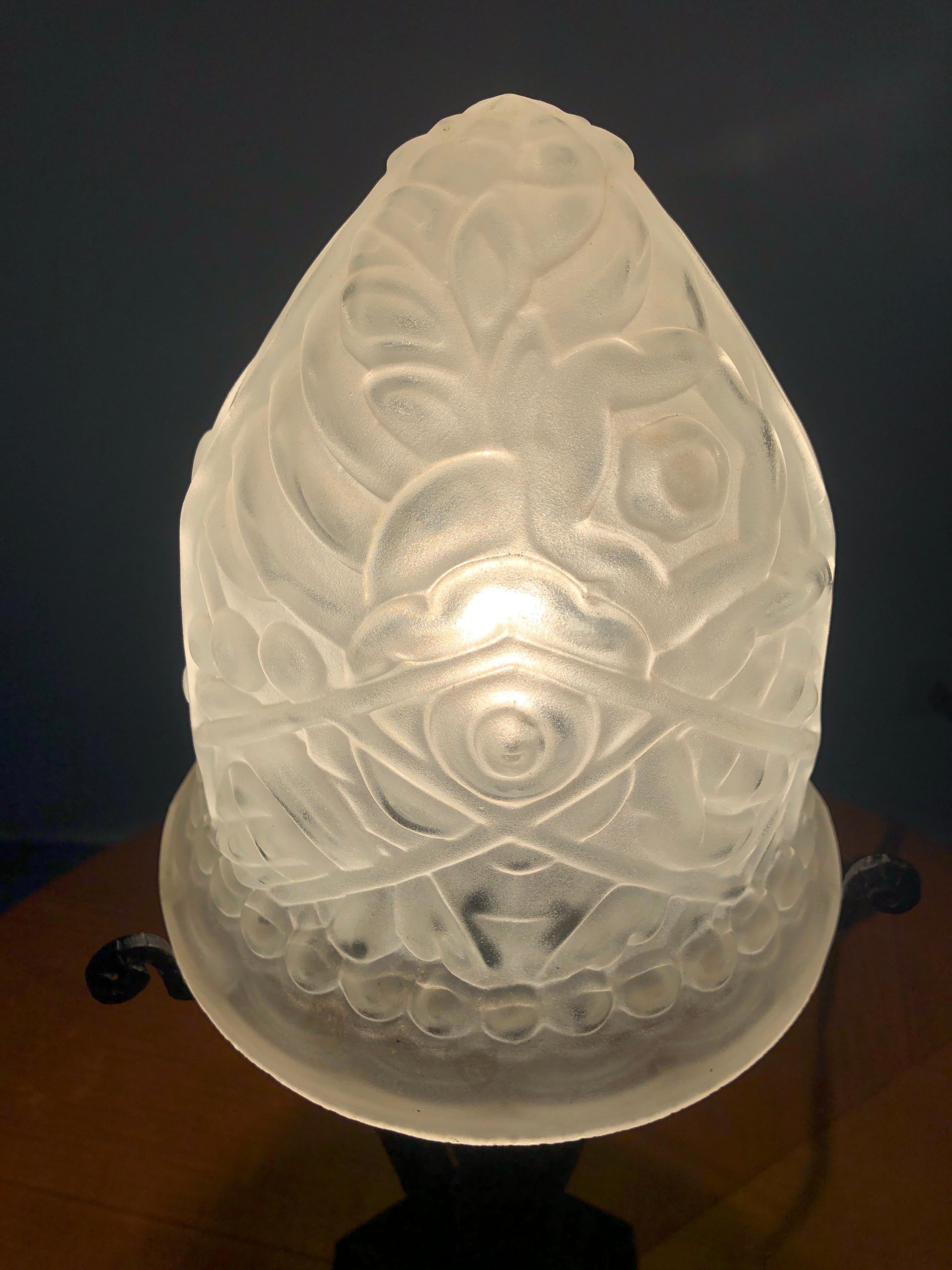 French Art Deco Lamp in Thick Molded Glass, 1950s For Sale 8