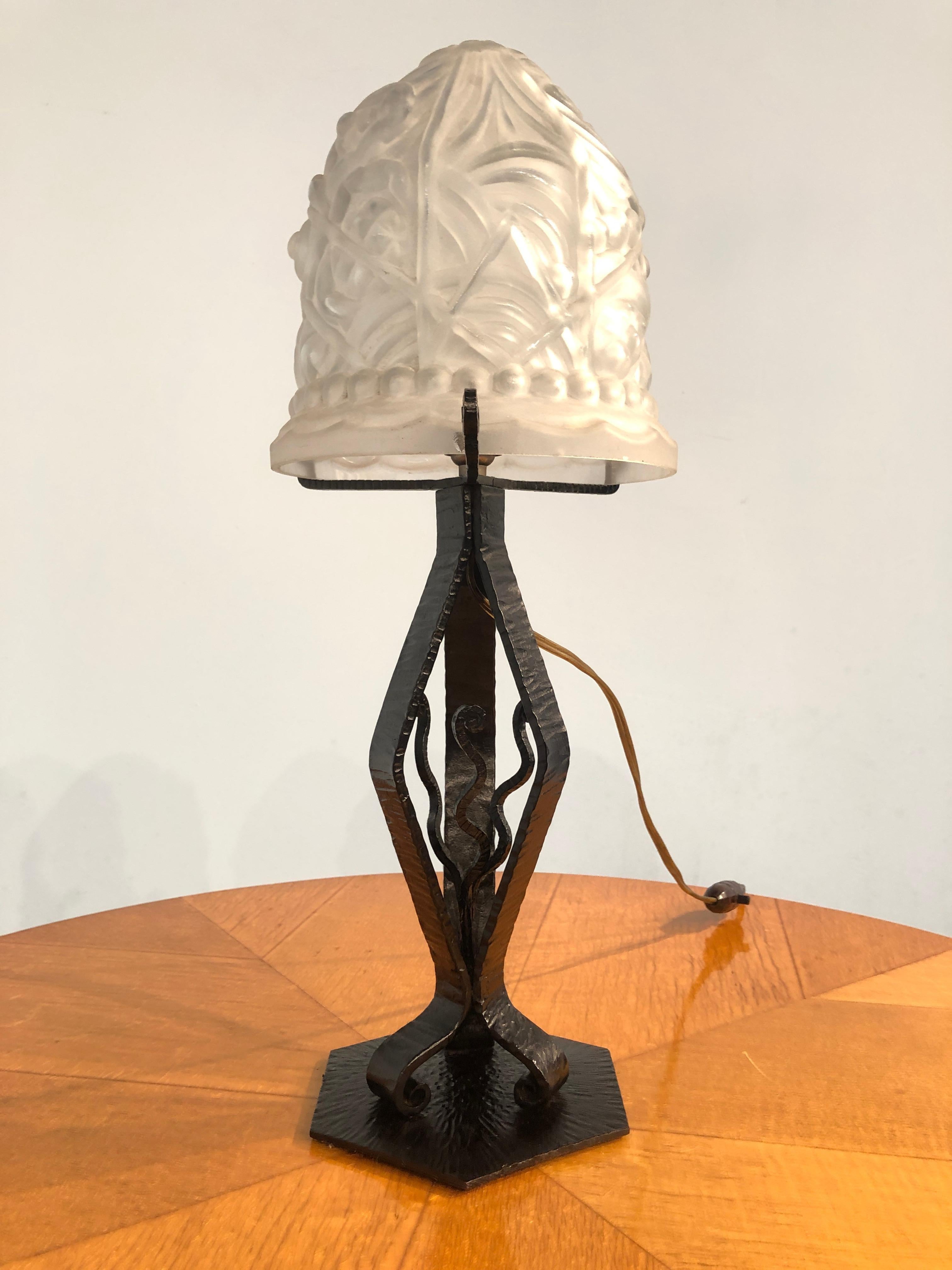 Beautiful French Art Deco lamp in thick molded glass shade with an atypical pattern and superb wrought iron base, 1950.