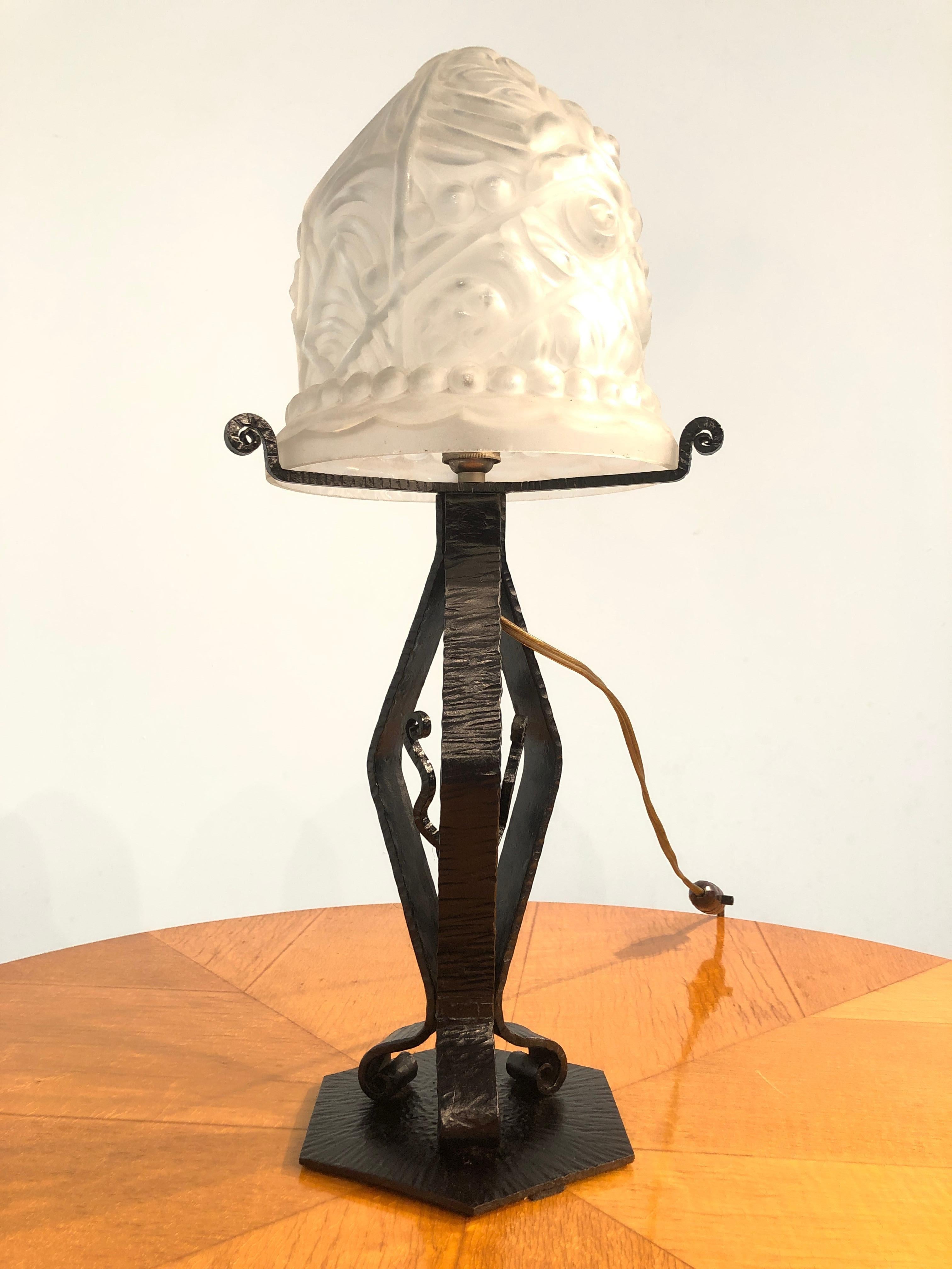 Français Lampe Art déco française en verre moulé épais, années 1950 en vente