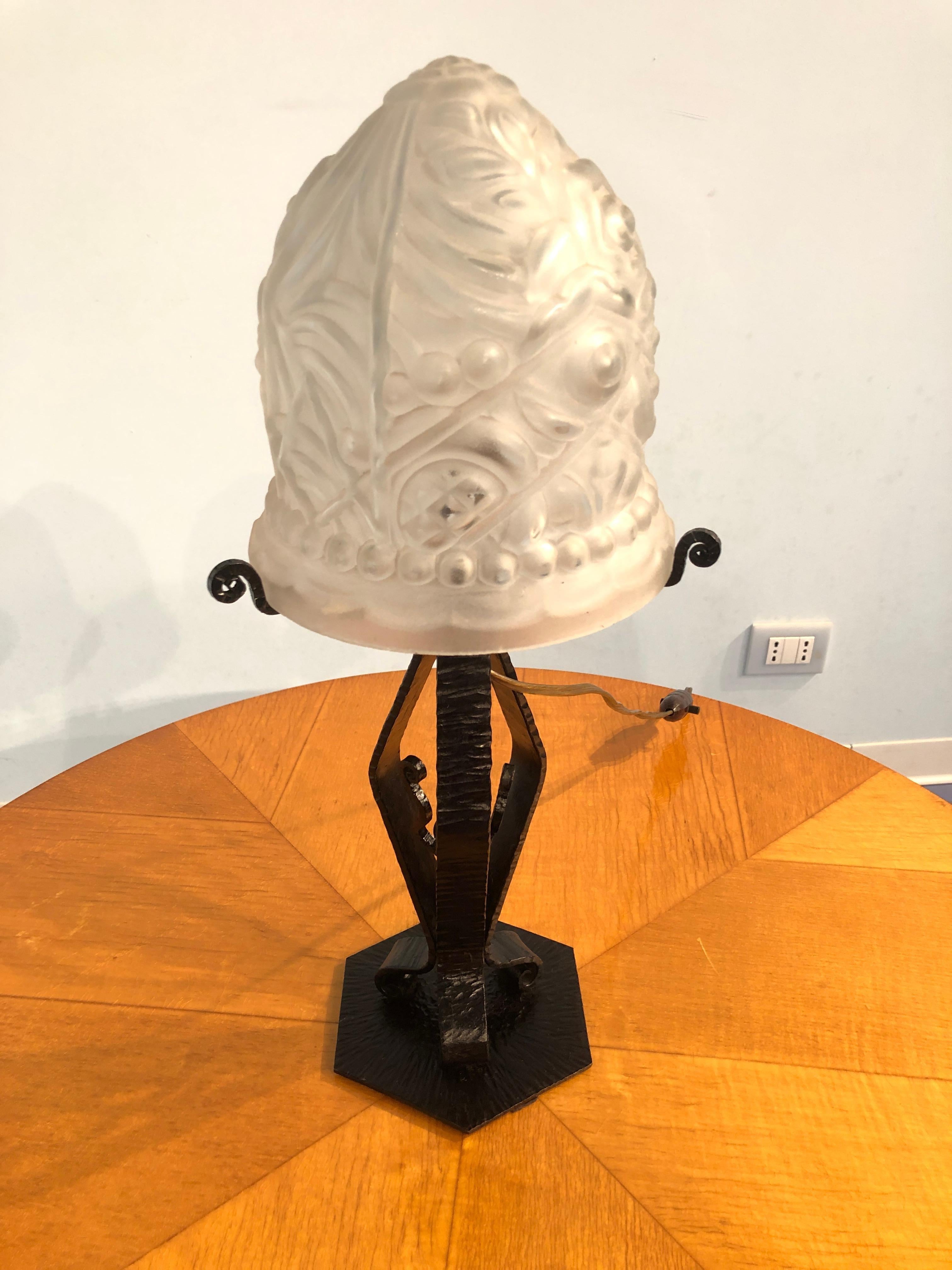 French Art Deco Lamp in Thick Molded Glass, 1950s In Excellent Condition For Sale In Traversetolo, IT