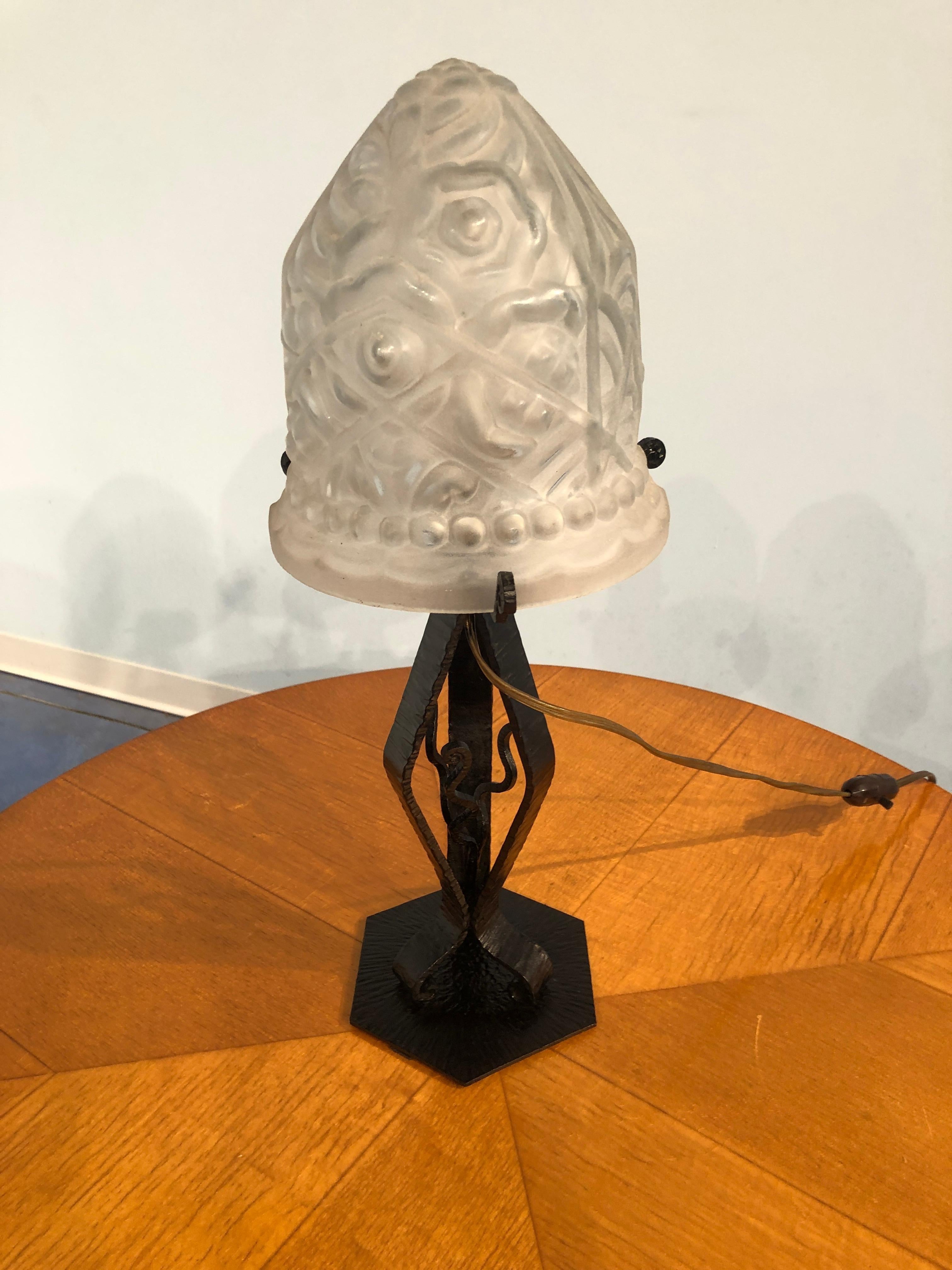 Lampe Art déco française en verre moulé épais, années 1950 Excellent état - En vente à Traversetolo, IT