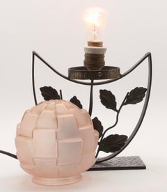 Lampada Art Deco francese in ferro battuto con motivo floreale e paralume in vetro colorato