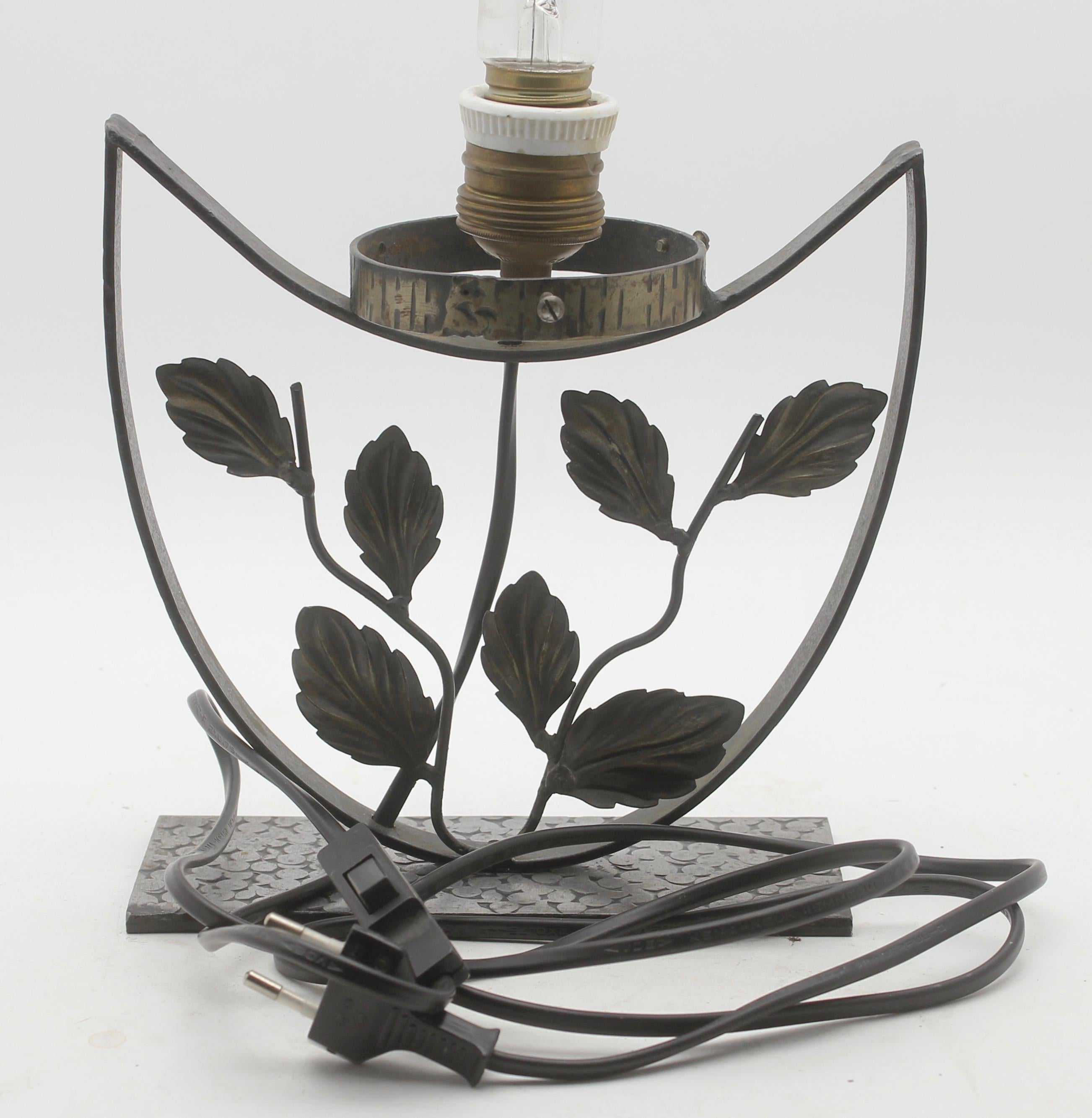 Mid-20th Century French Art Deco Lamp in Wrought Iron with Floral Pattern and Colored Glass Shade