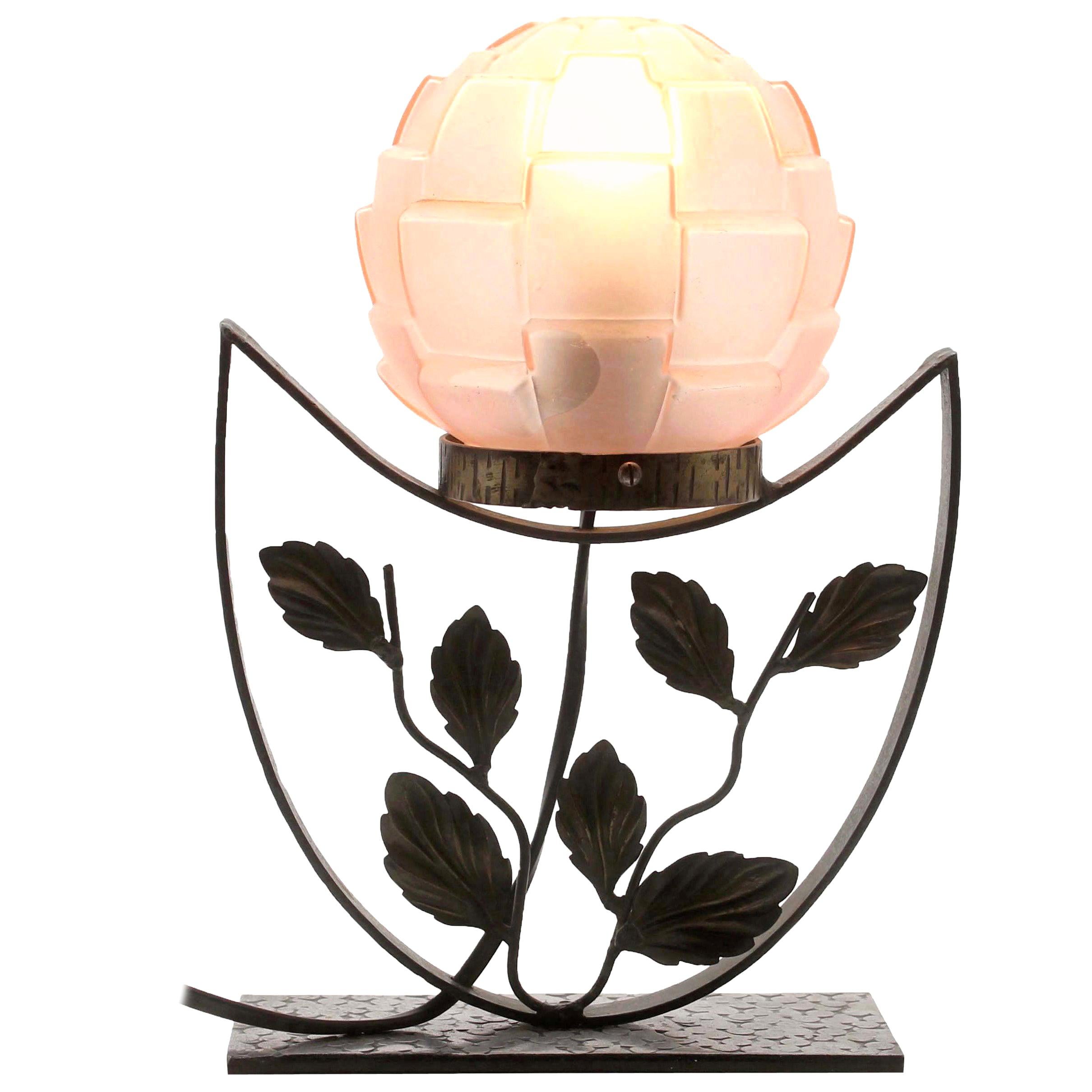 Lampe Art déco française en fer forgé avec motif floral et abat-jour en verre coloré