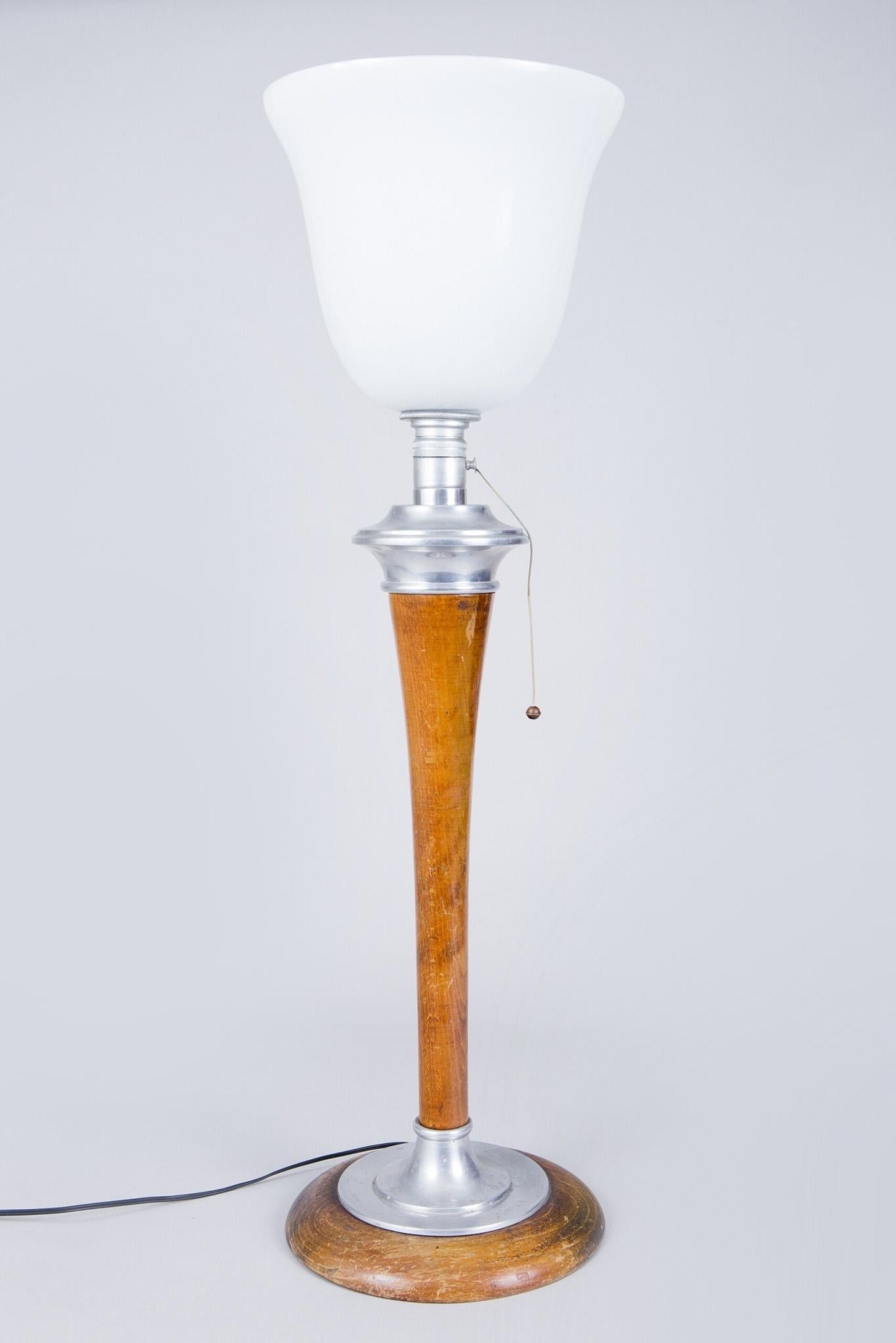 Französische Tischlampe
Hergestellt ca. 1920er Jahre 
Die Lampe ist in perfektem Originalzustand, es war keine Restaurierung nötig, nur eine moderne europäische Elektrifizierung.
Hergestellt aus Buche, Aluminium und Milchglas.