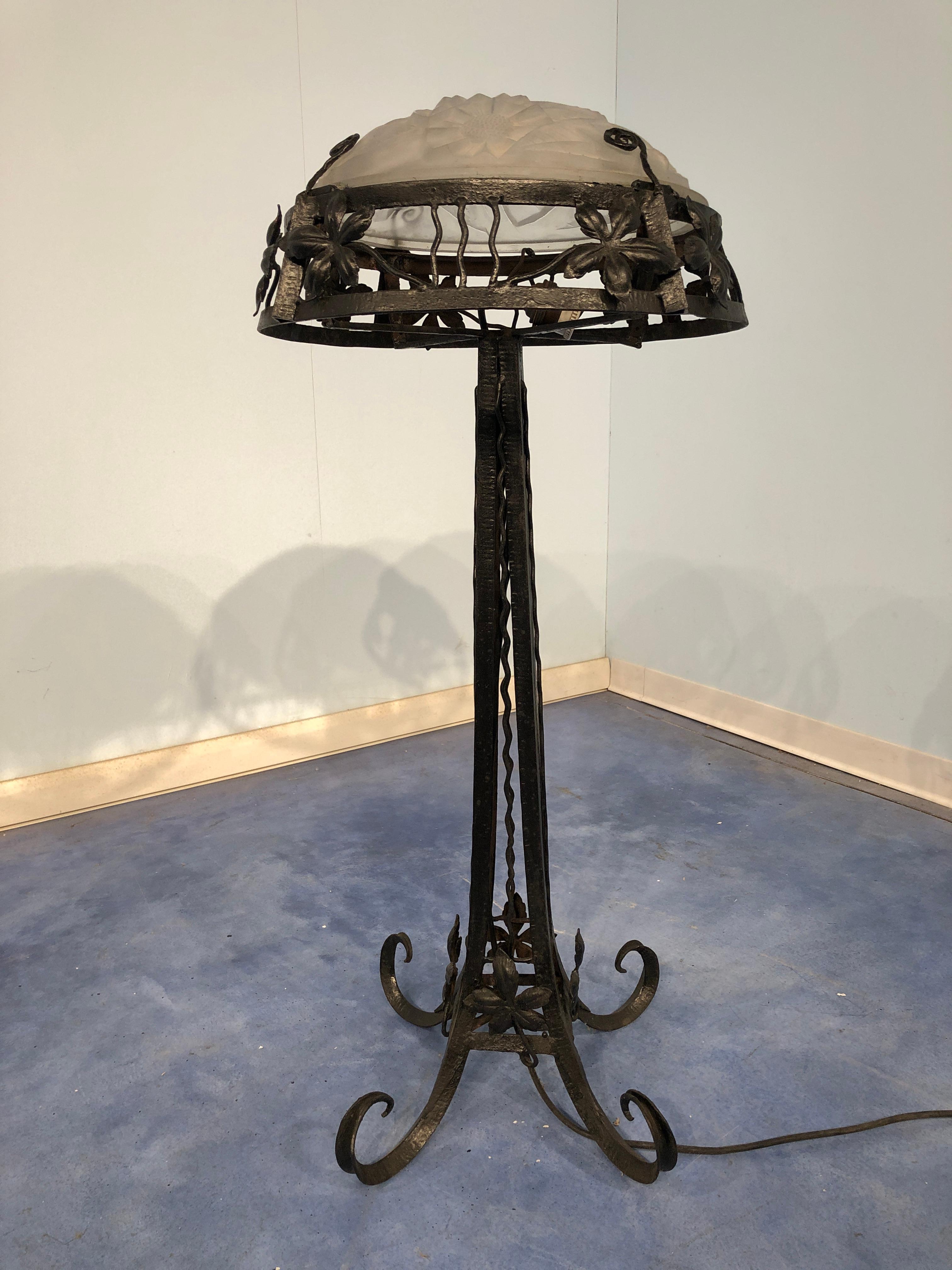 Beautiful French art deco lamp in thick molded glass shade with an atypical pattern and superb wrought iron base.
Signed by Degué (David Guéron), 1930.