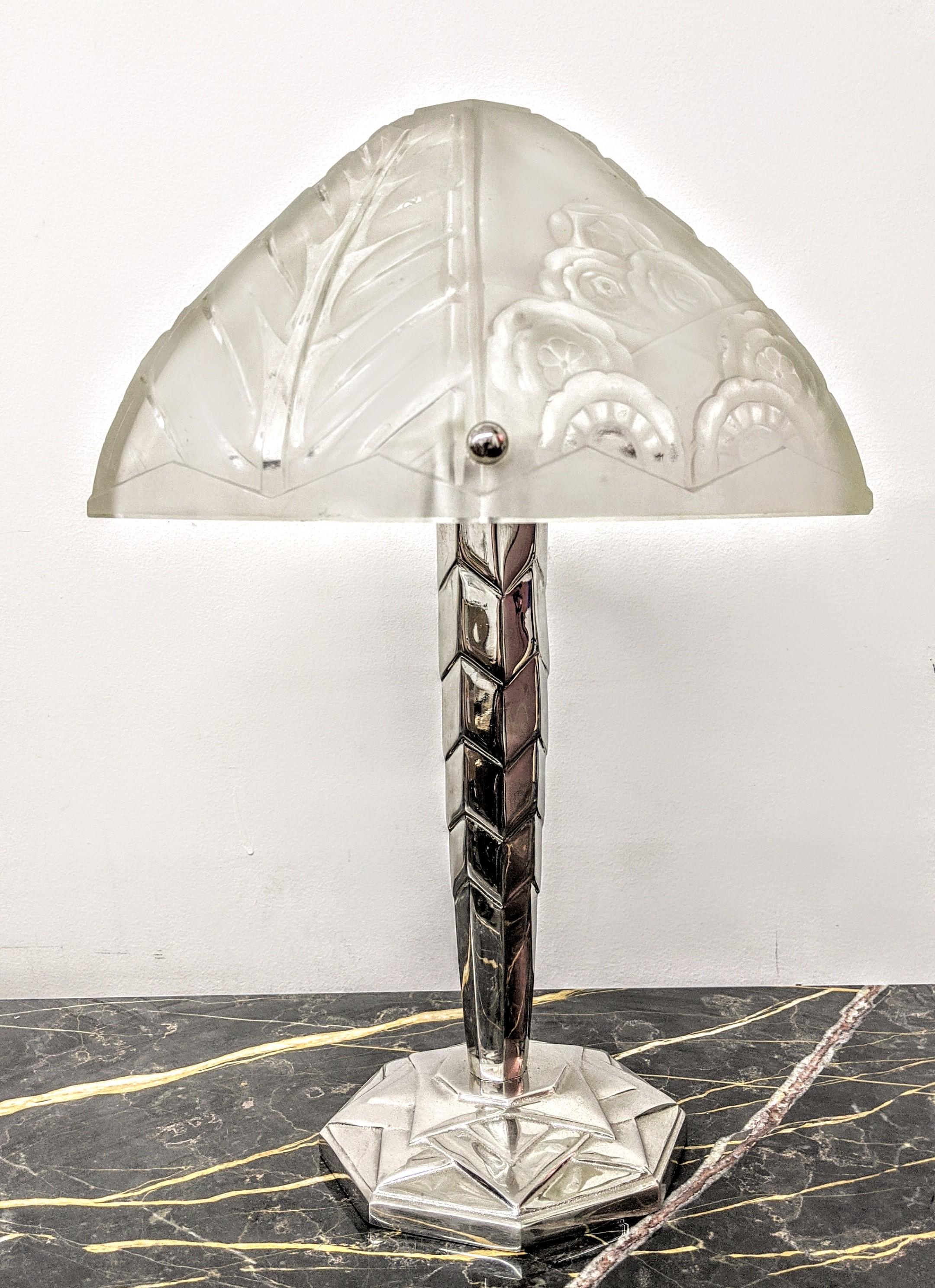 A stunning French Art Deco table lamp was created in the 1930's by the French Master 