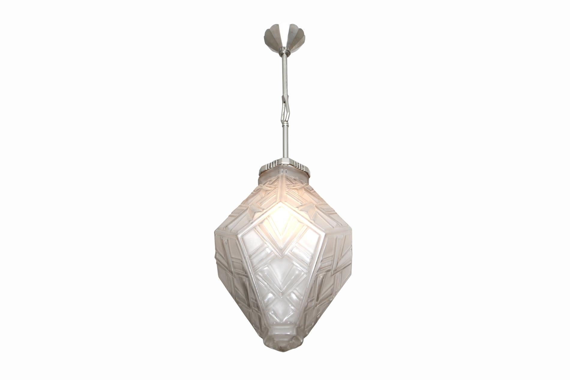 Lustre lanterne en verre de l'Art Déco français de 1930, conçu par Gênet & Michon. La pièce fait également partie de la documentation du livre  
