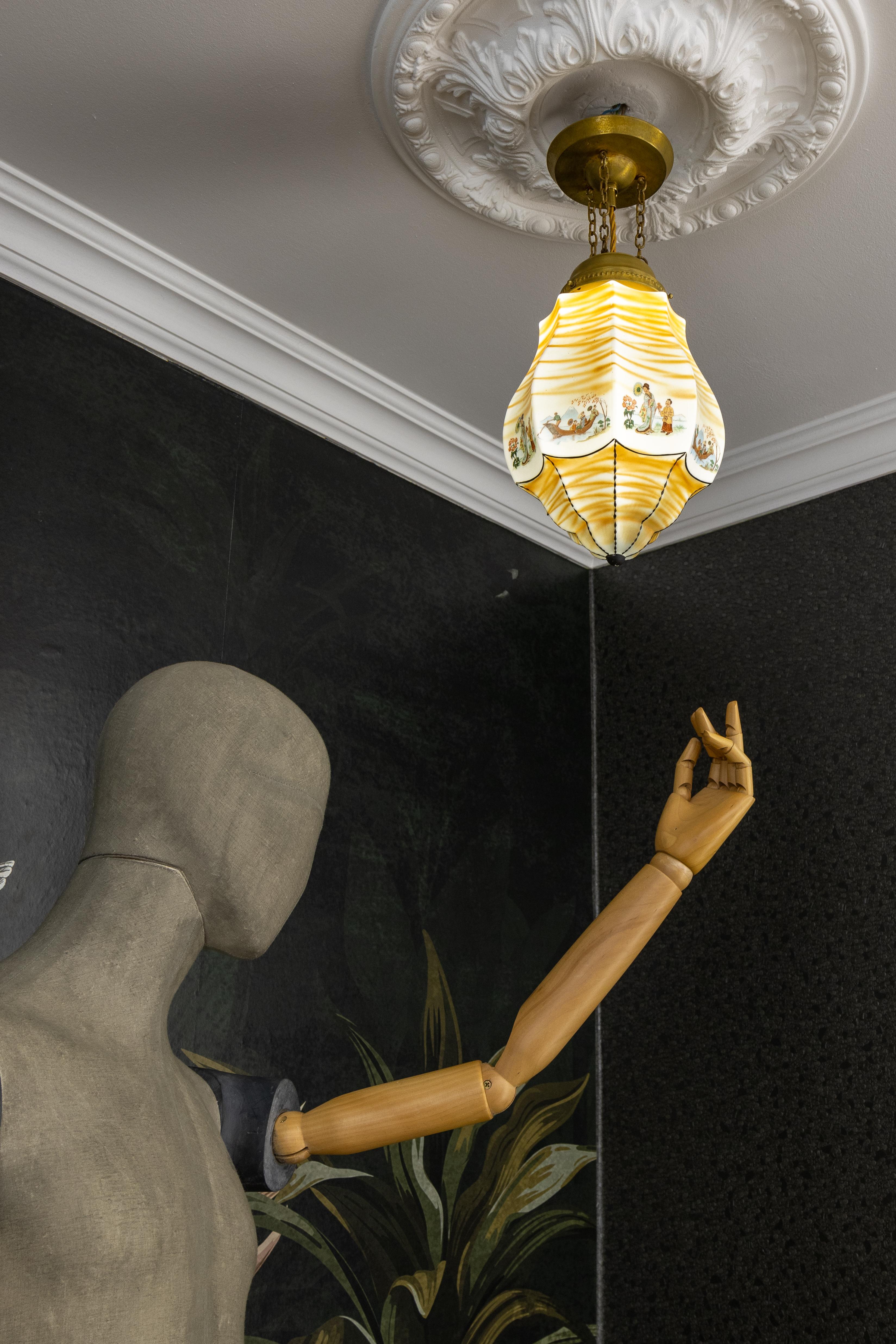 Lampada a sospensione francese Art Déco a forma di lanterna in vetro dipinto e ottone, anni '30 in vendita 3