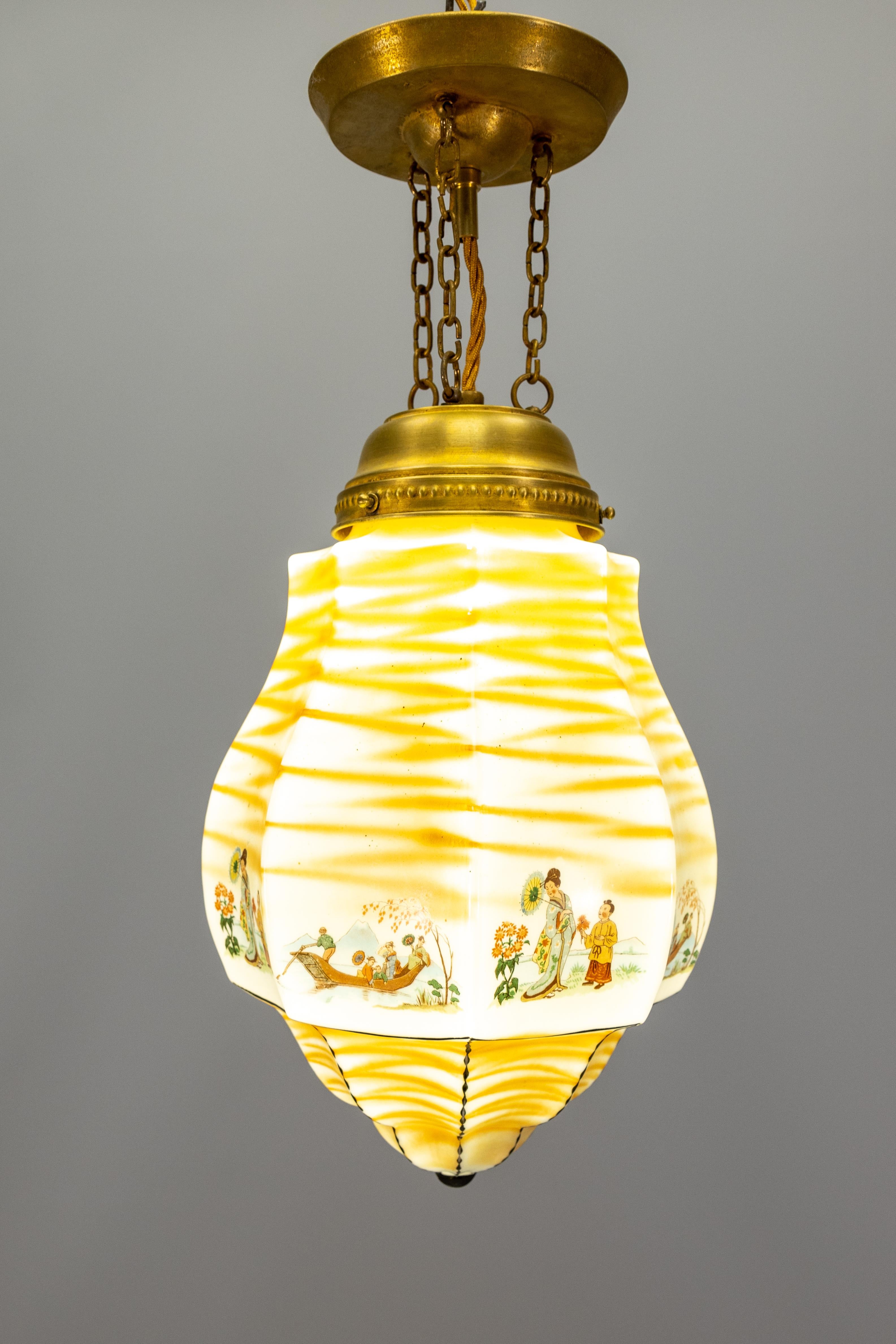 Lampada a sospensione francese Art Déco a forma di lanterna in vetro dipinto e ottone, Francia, anni '30

Questa lampada a sospensione Art Decor francese degli anni '30 colpisce per il suo raro paralume in vetro dipinto a forma di lanterna e