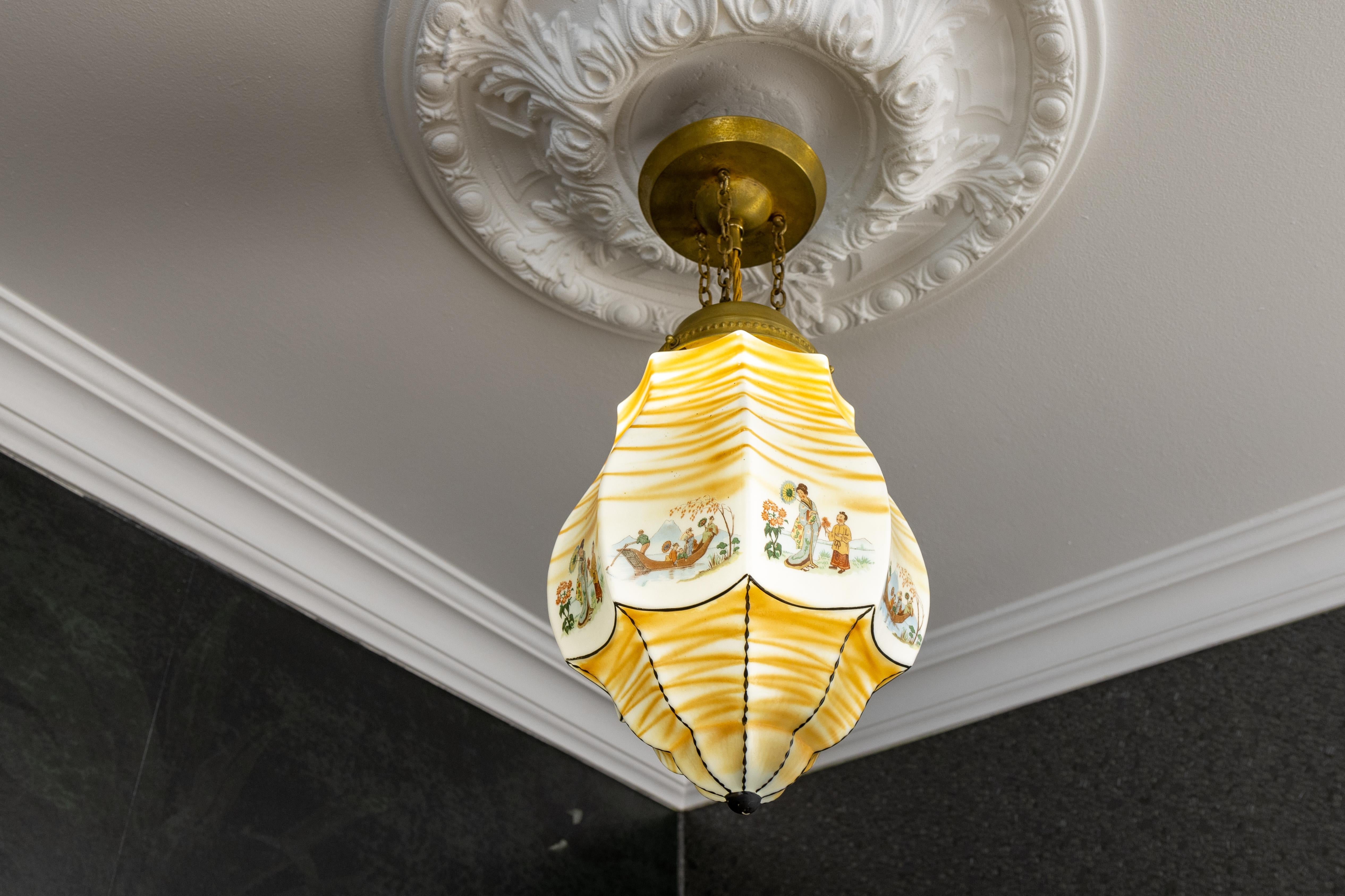 Francese Lampada a sospensione francese Art Déco a forma di lanterna in vetro dipinto e ottone, anni '30 in vendita