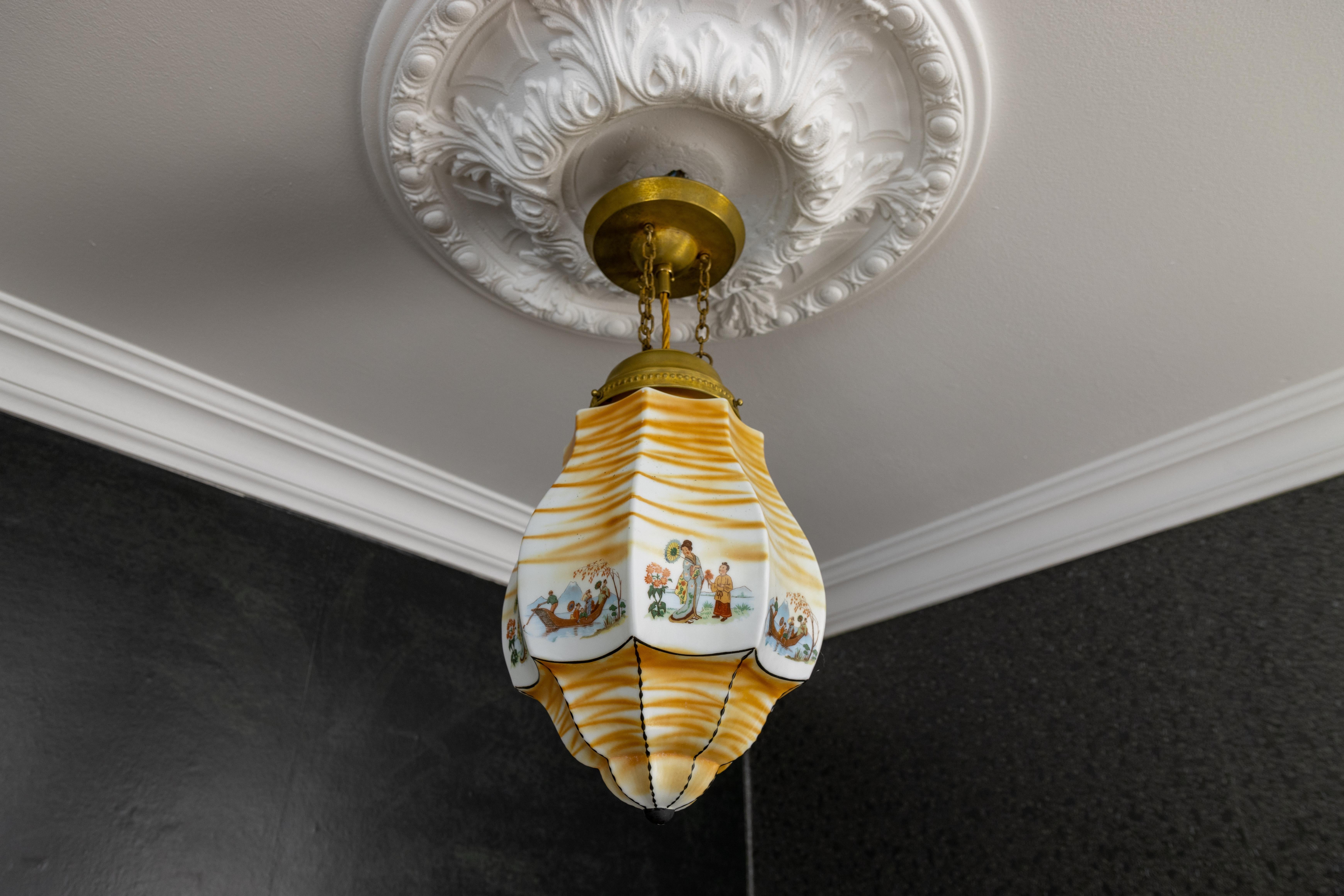 Dipinto Lampada a sospensione francese Art Déco a forma di lanterna in vetro dipinto e ottone, anni '30 in vendita