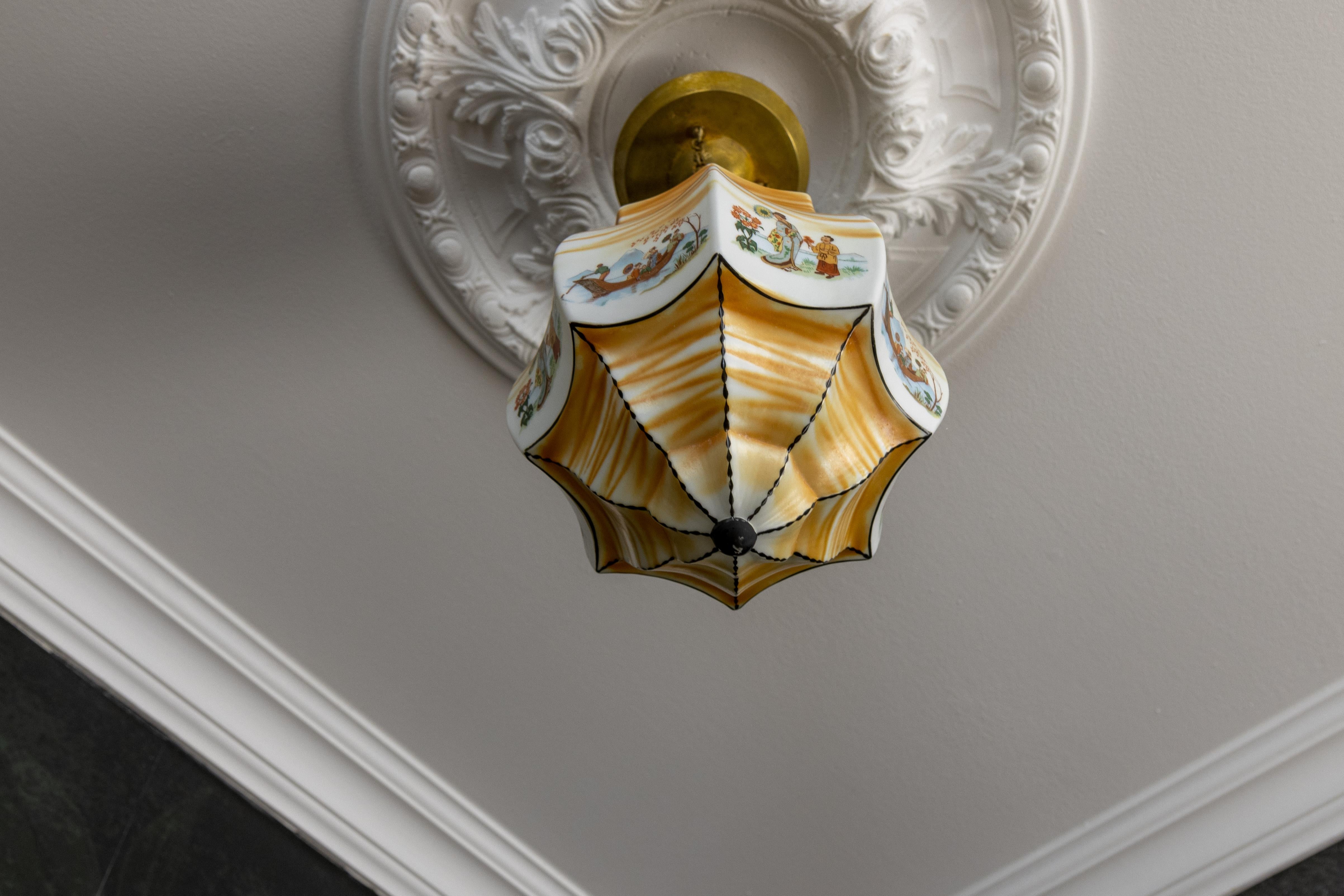 Lampada a sospensione francese Art Déco a forma di lanterna in vetro dipinto e ottone, anni '30 In condizioni buone in vendita a Barntrup, DE