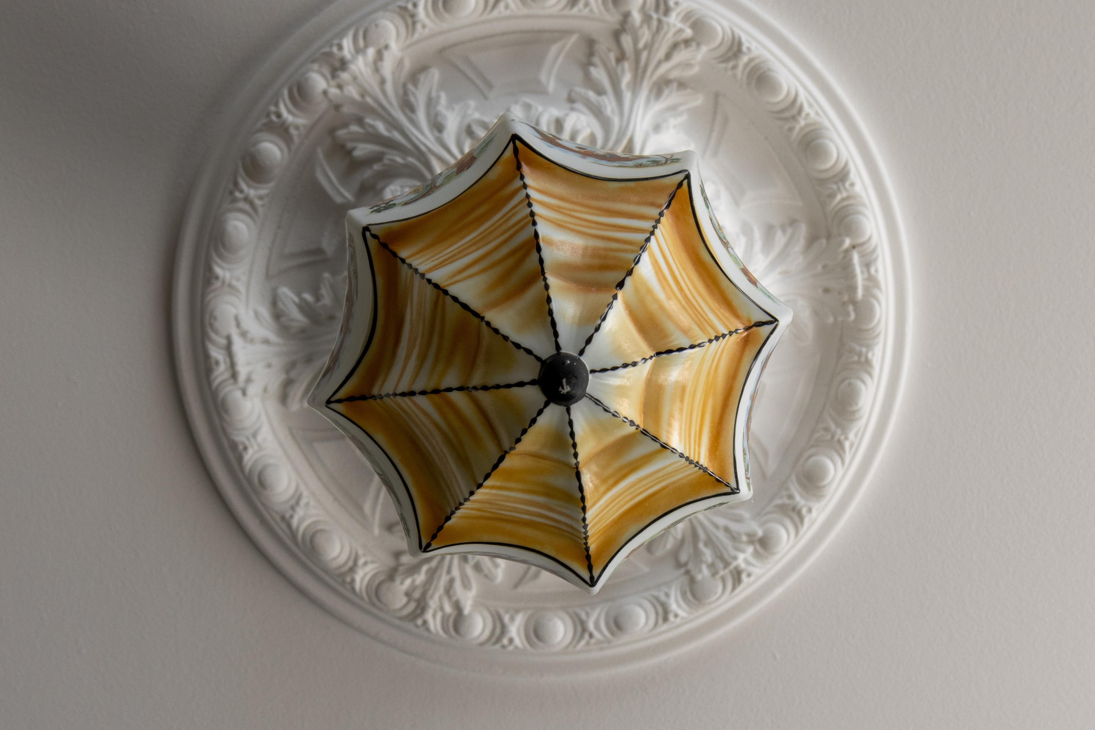 Metà XX secolo Lampada a sospensione francese Art Déco a forma di lanterna in vetro dipinto e ottone, anni '30 in vendita