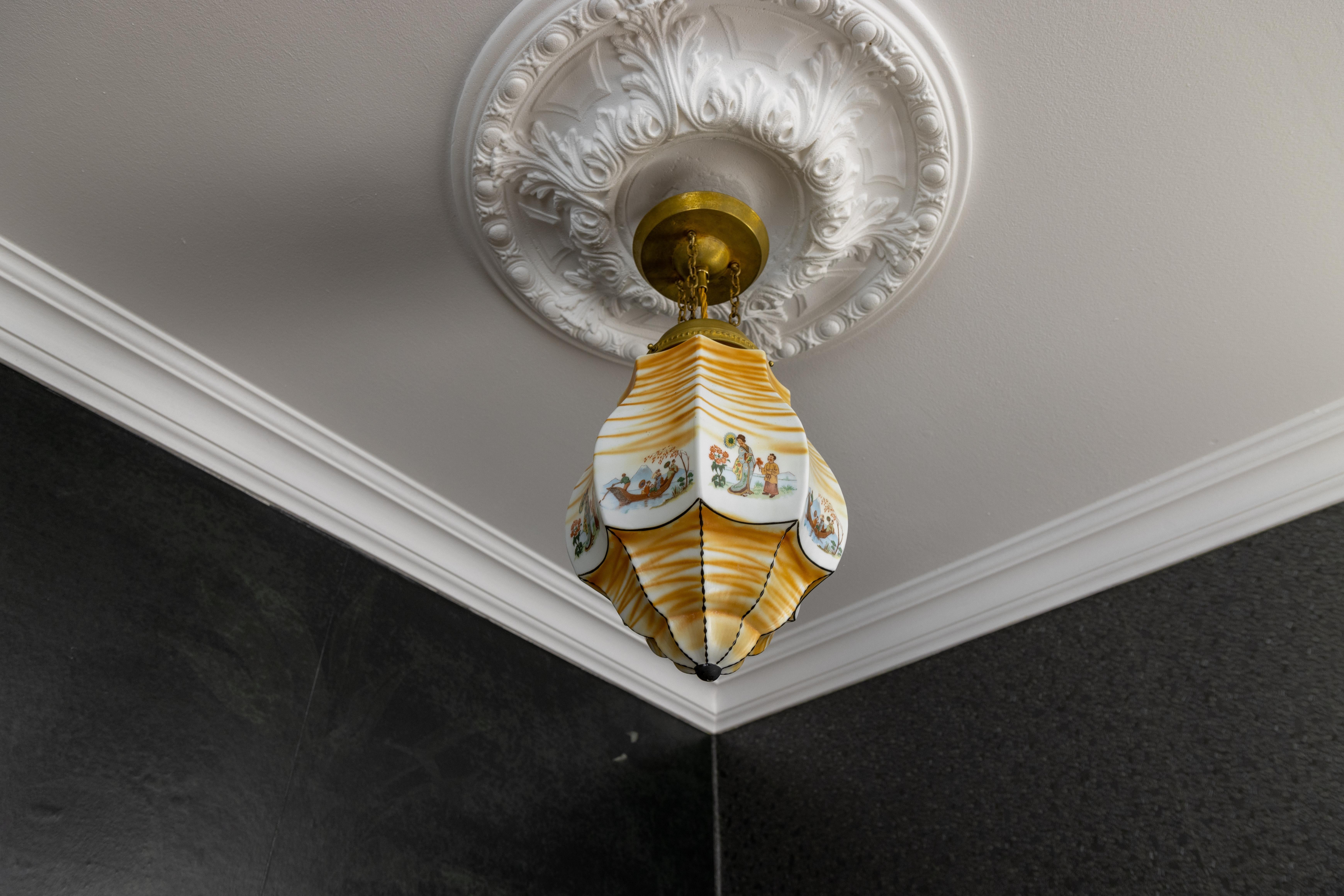 Lampada a sospensione francese Art Déco a forma di lanterna in vetro dipinto e ottone, anni '30 in vendita 1