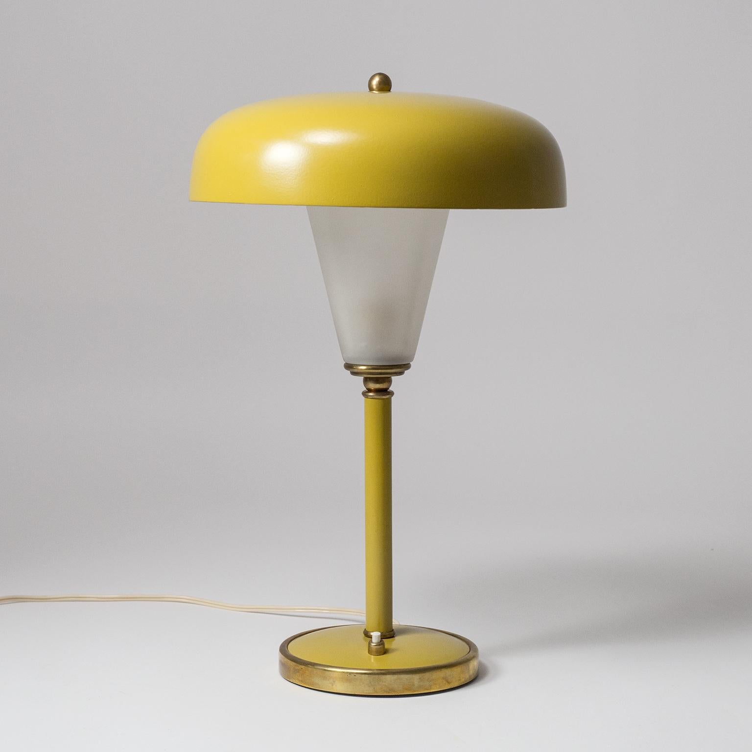 Very chic French table lamp from the 1940s. Design-wise this lantern shaped lamp sits at the crossroad between Art Deco and French modernism sharing trademarks of both styles. Very good original condition with some patina to the brass parts. The
