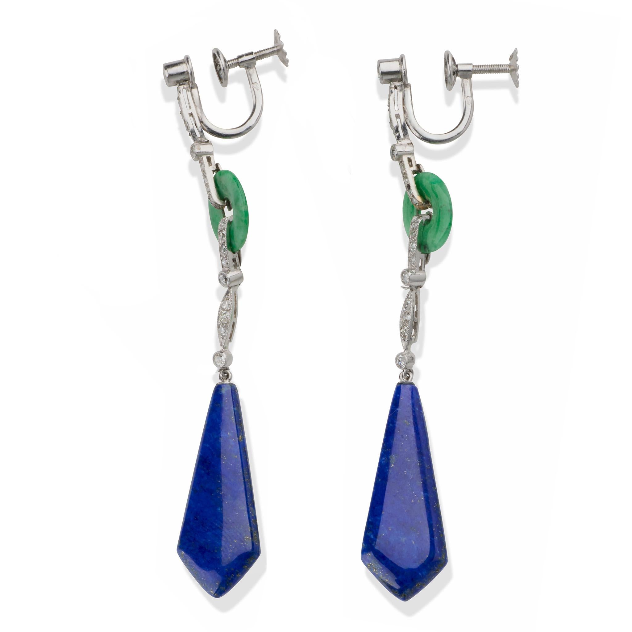 Realizzati intorno al 1925, questi orecchini pendenti Art Déco in platino, lapis e giadeite sono stati creati a Parigi. Ogni forma allungata e articolata è progettata come un diamante circolare che sospende una cascata di maglie affusolate di