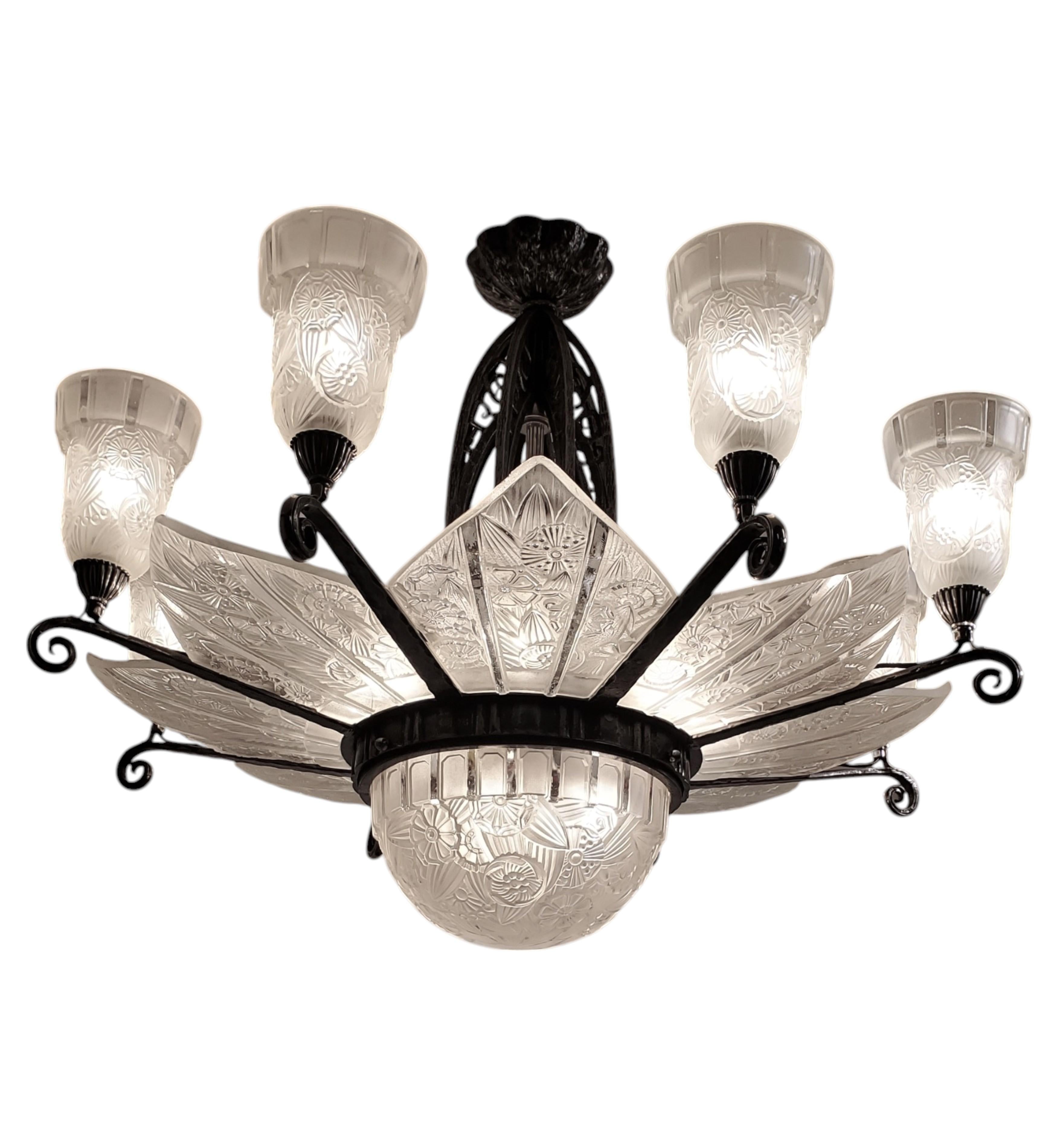 
Eine prächtige, große und originale Französisch Art Deco 8 Panel, 8 Tulpen Kronleuchter mit einem beeindruckenden Durchmesser von 32 Zoll, ist von der geschätzten Hettier Vincent unterzeichnet. Sie verfügt über acht elegant gestaltete originale