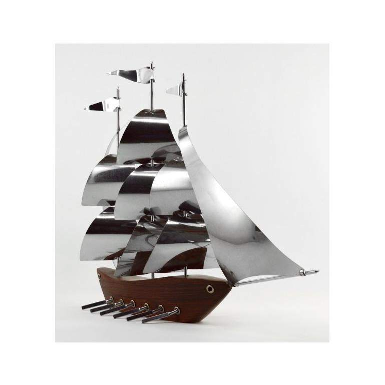 Grande galère française Art déco par Anthoine Art Boi, France, années 1920. Bois et chrome. Hauteur : 39 cm, largeur : 44 cm, profondeur : 14,5 cm. Excellent état.