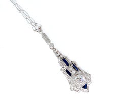 Collier pendentif lavallière en or blanc avec diamants et saphirs, style Art déco français