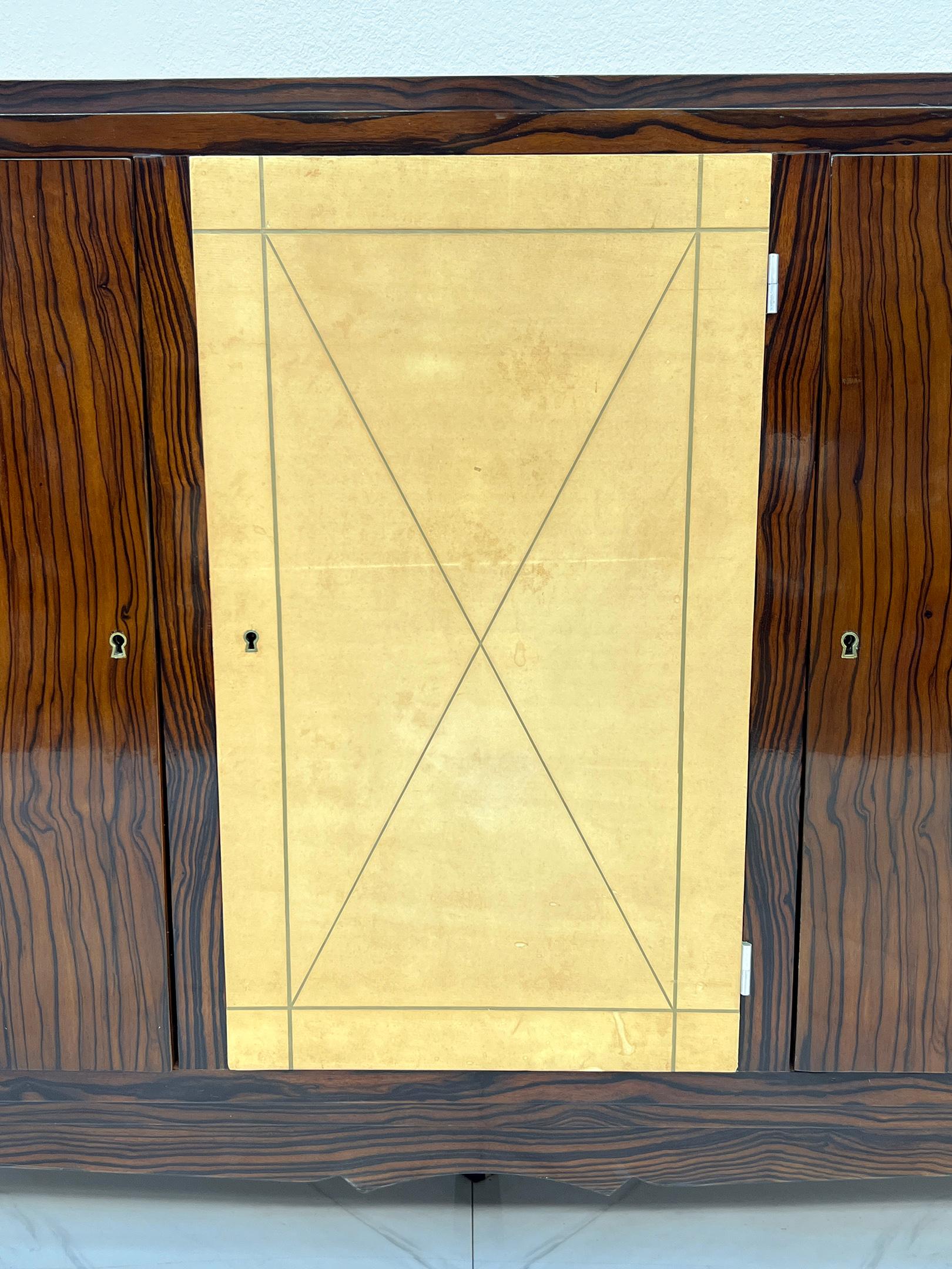 Credenza Art Deco francese in pelle ed ebano Macassar attribuita a Maurice Rinck in vendita 2