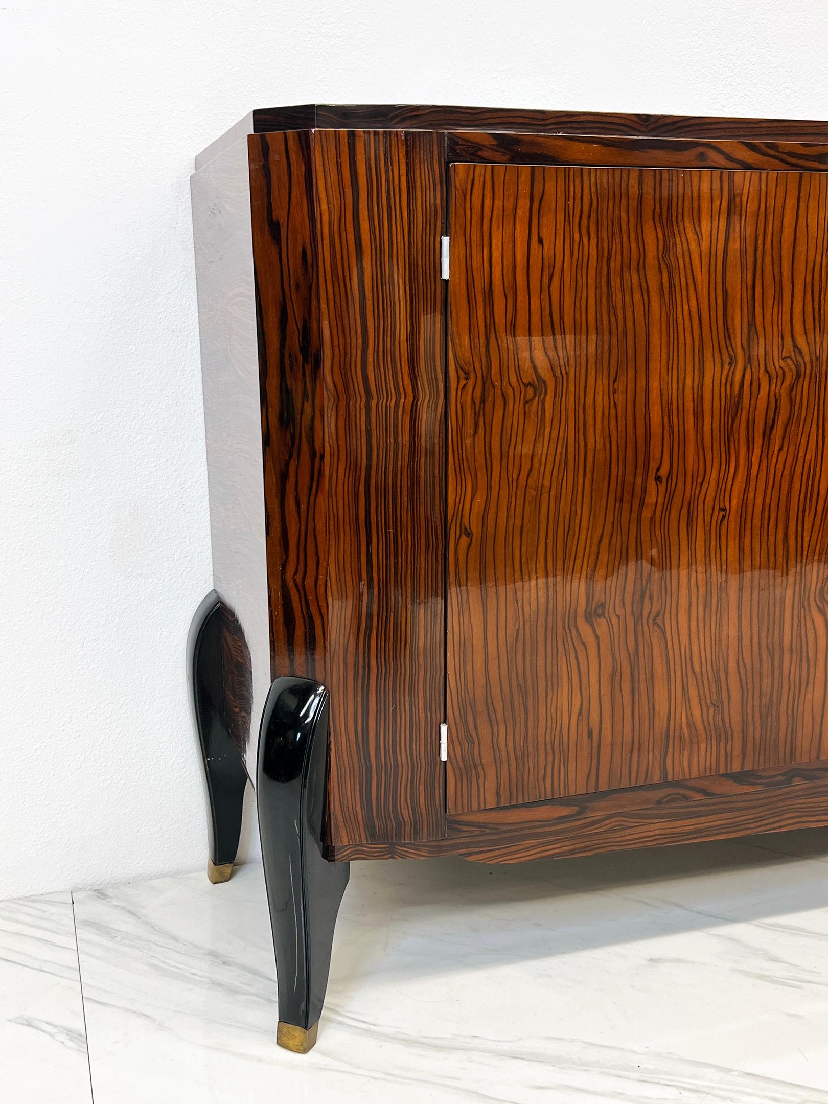 Credenza Art Deco francese in pelle ed ebano Macassar attribuita a Maurice Rinck in vendita 3