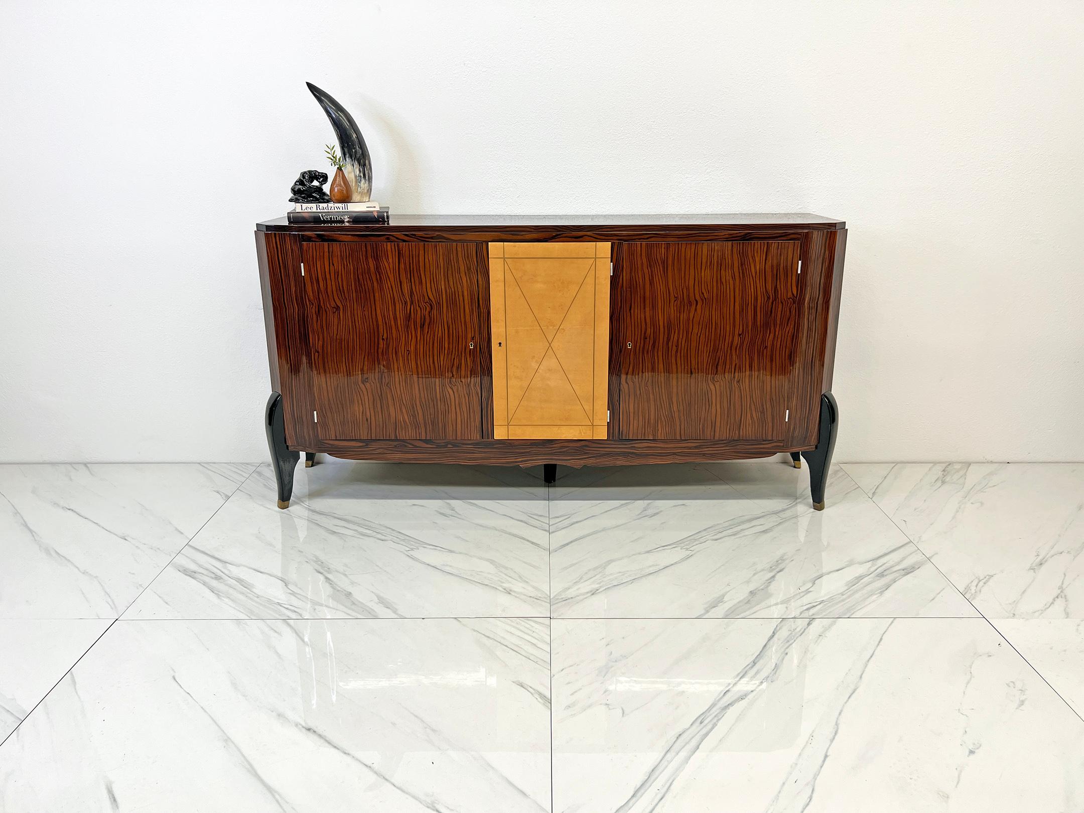 Credenza Art Deco francese in pelle ed ebano Macassar attribuita a Maurice Rinck in vendita 4