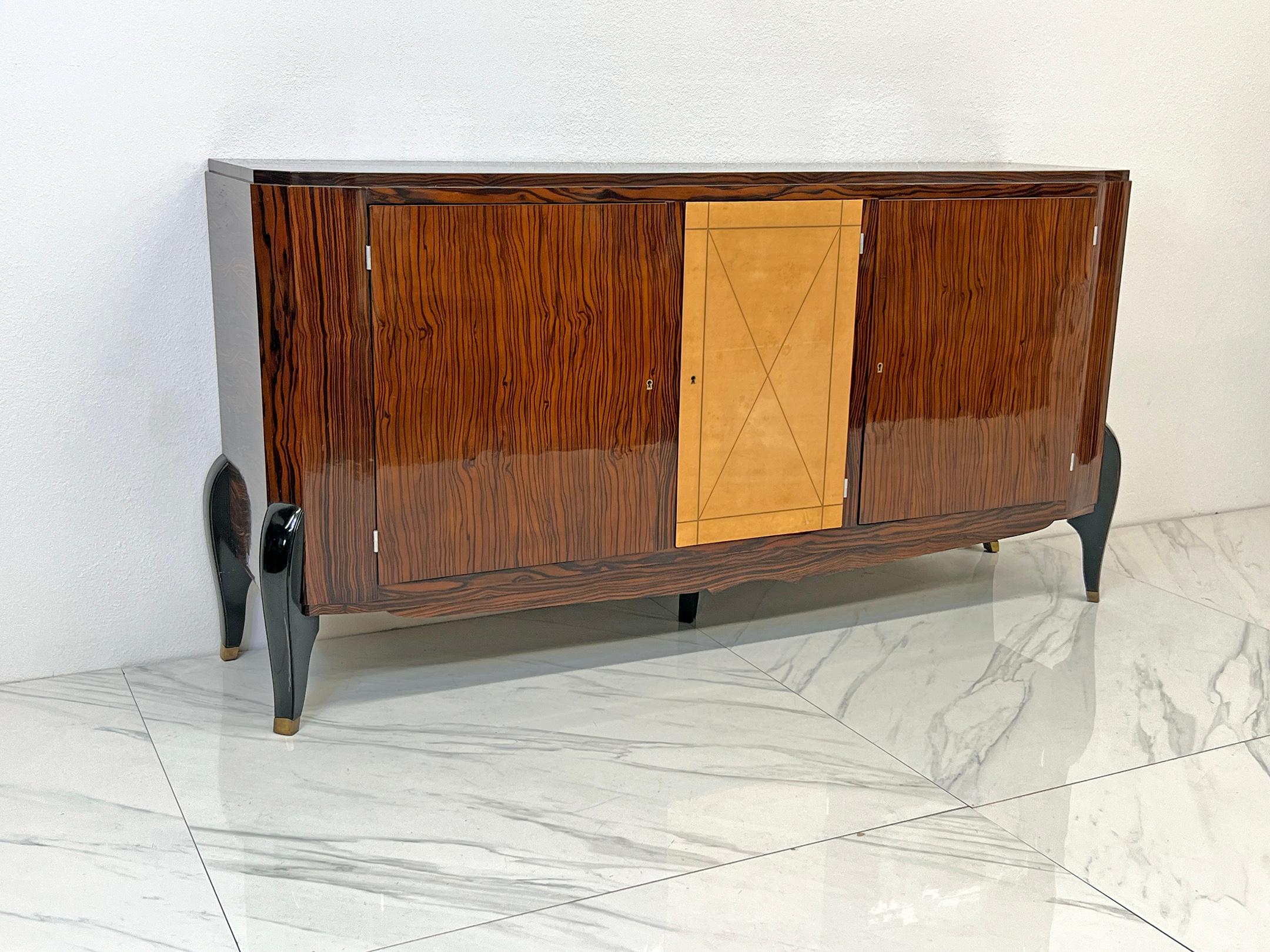 Art Déco Credenza Art Deco francese in pelle ed ebano Macassar attribuita a Maurice Rinck in vendita