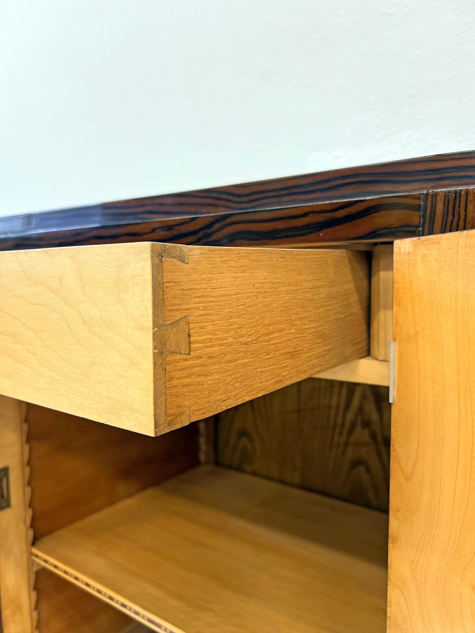 Credenza Art Deco francese in pelle ed ebano Macassar attribuita a Maurice Rinck In condizioni buone in vendita a Culver City, CA