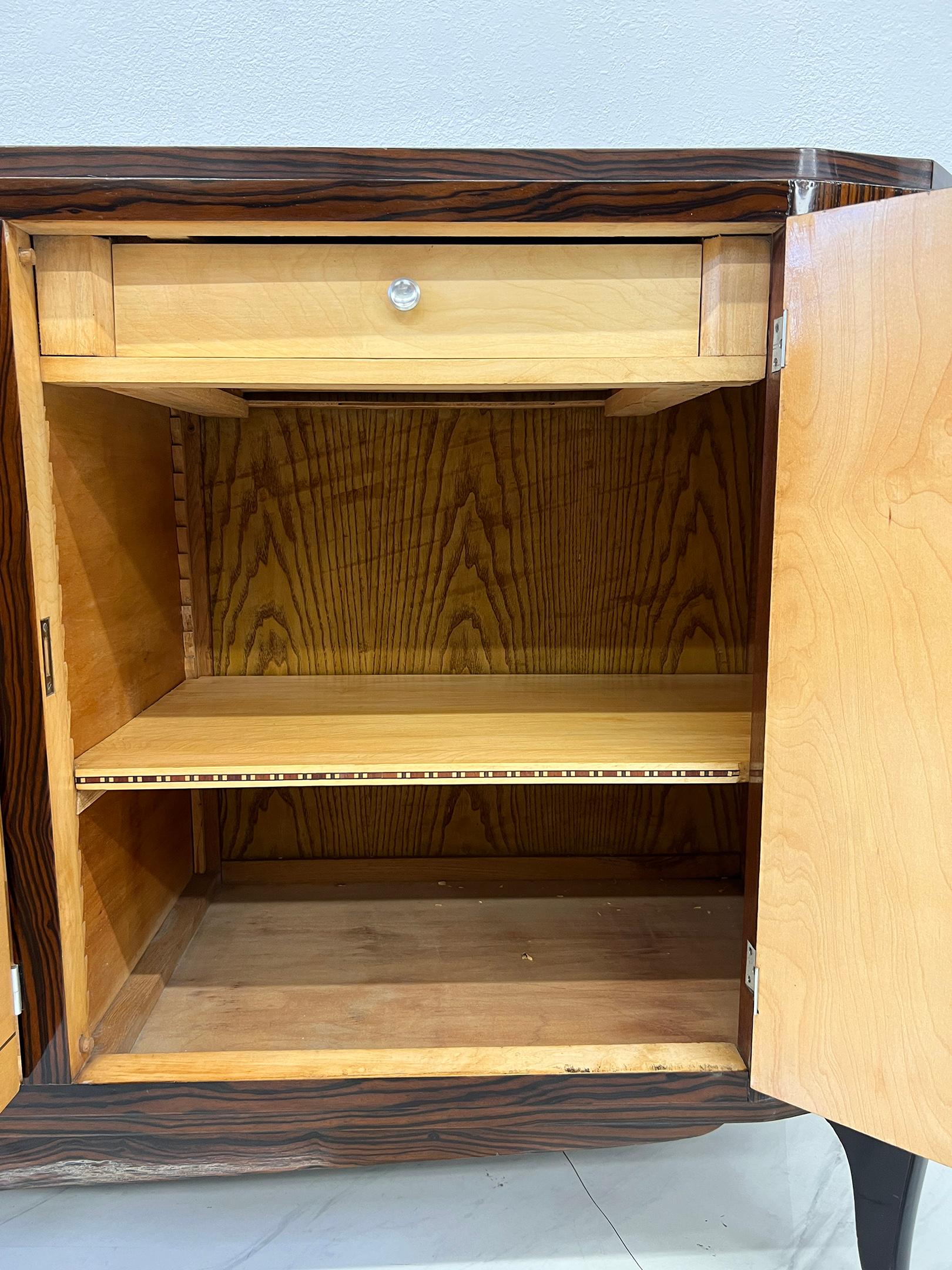 Ottone Credenza Art Deco francese in pelle ed ebano Macassar attribuita a Maurice Rinck in vendita