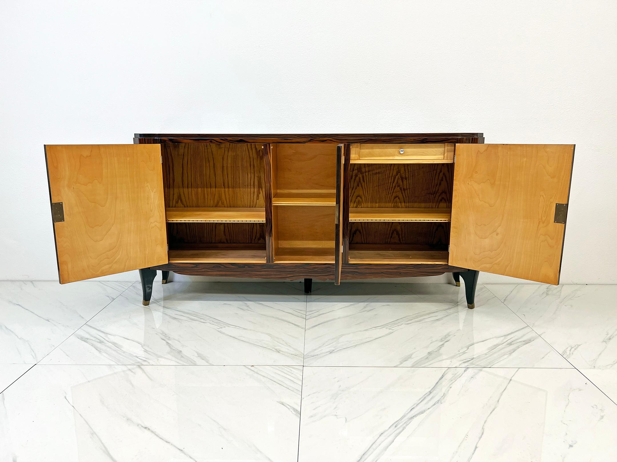 Credenza Art Deco francese in pelle ed ebano Macassar attribuita a Maurice Rinck in vendita 1