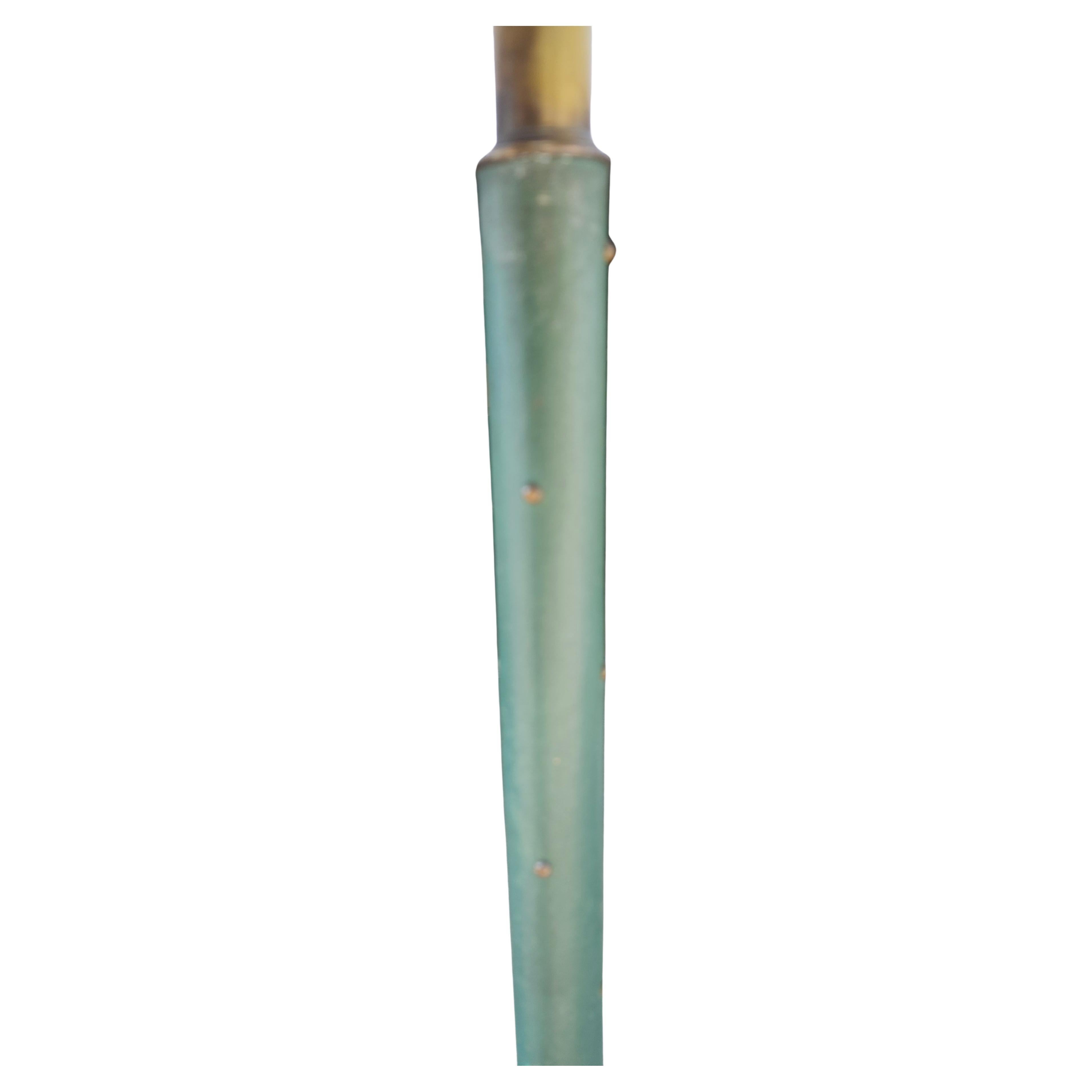 Fantastica lampada da terra Art Déco rivestita in pelle verde borchiata e ottone. C1930, uno stile raro e difficile da trovare. In ottime condizioni d'epoca con normale usura. Alcuni piccoli graffi, un paio di ammaccature sulla base, come previsto.