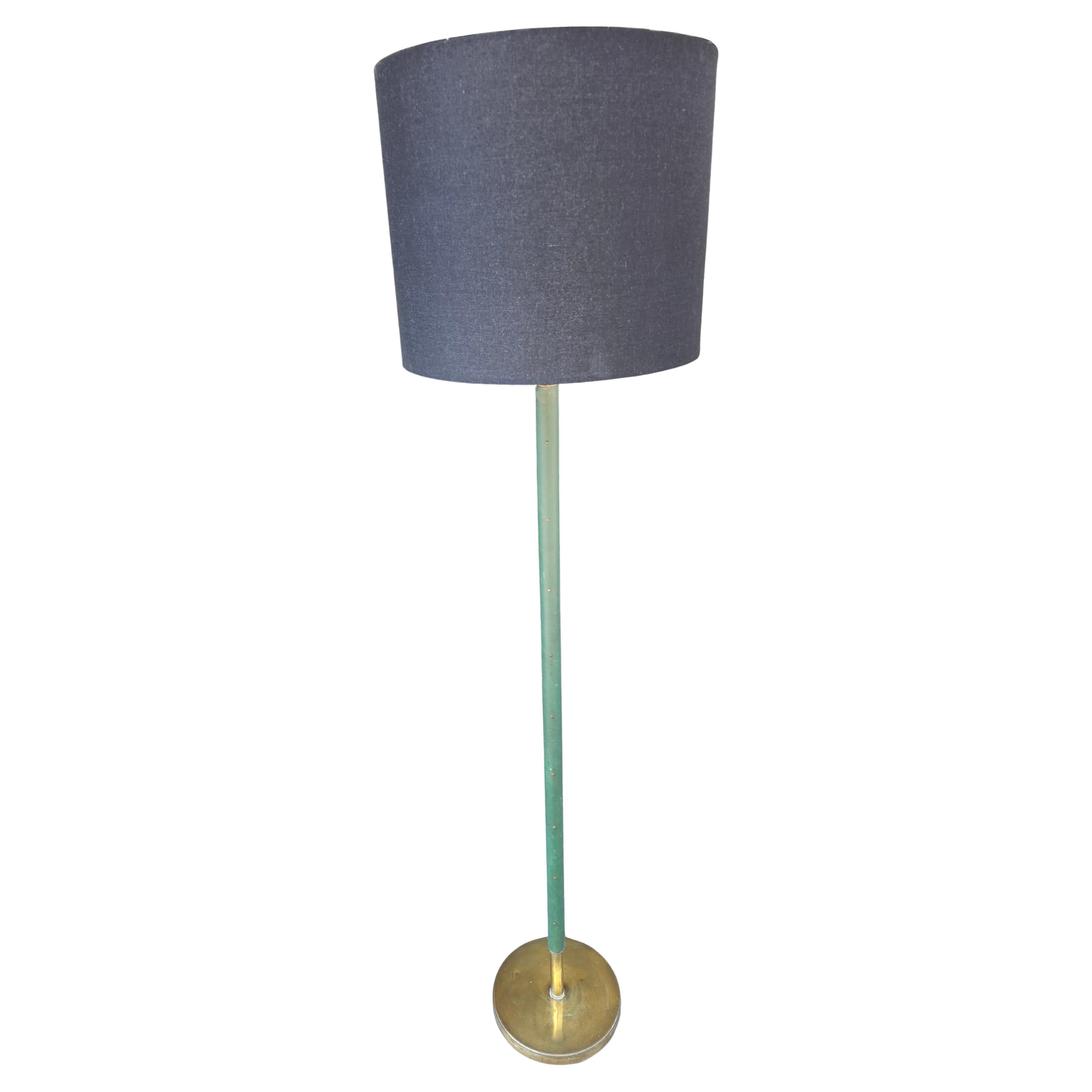 Art Déco Lampada da terra Artful Green francese con borchie in ottone C1930 in vendita