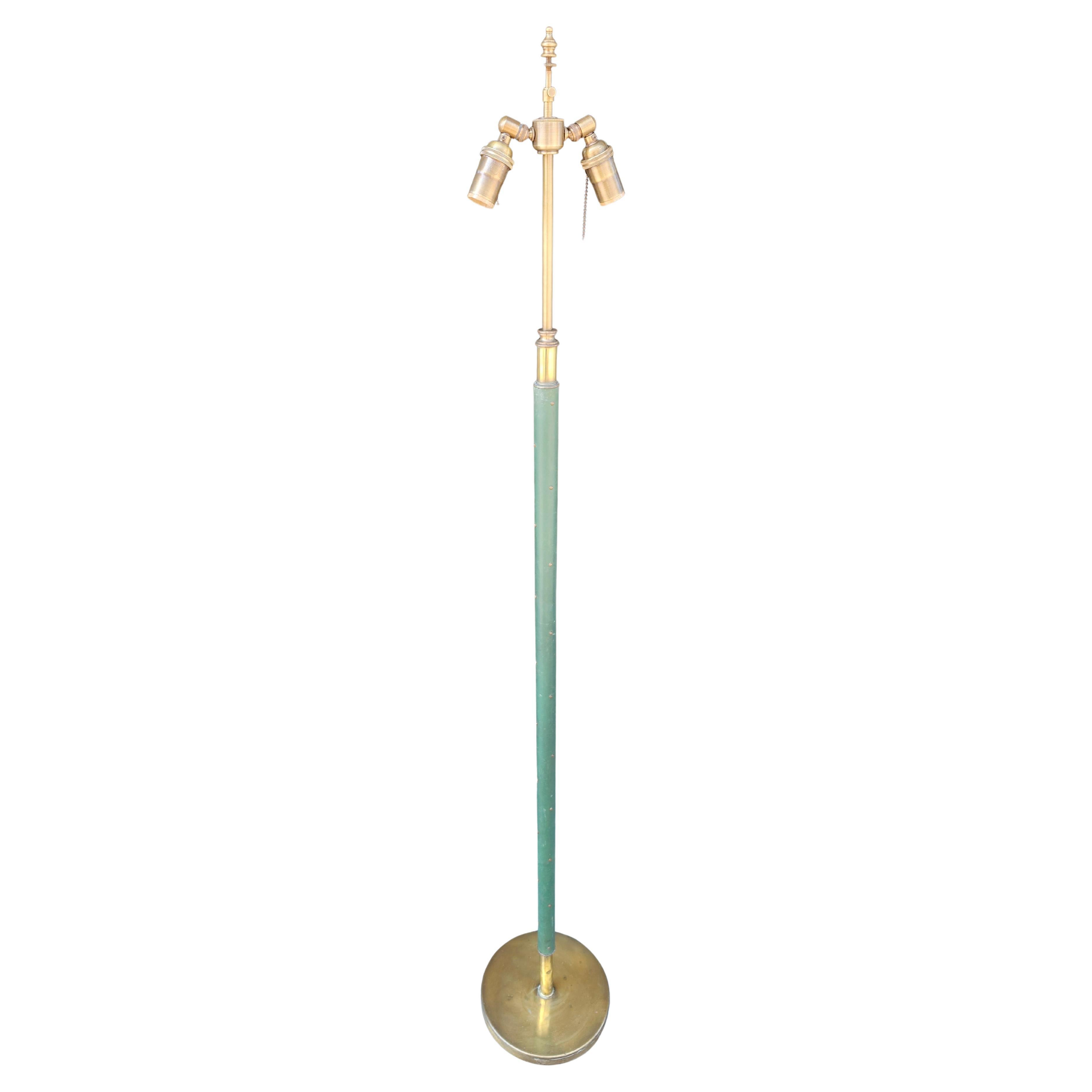 Francese Lampada da terra Artful Green francese con borchie in ottone C1930 in vendita