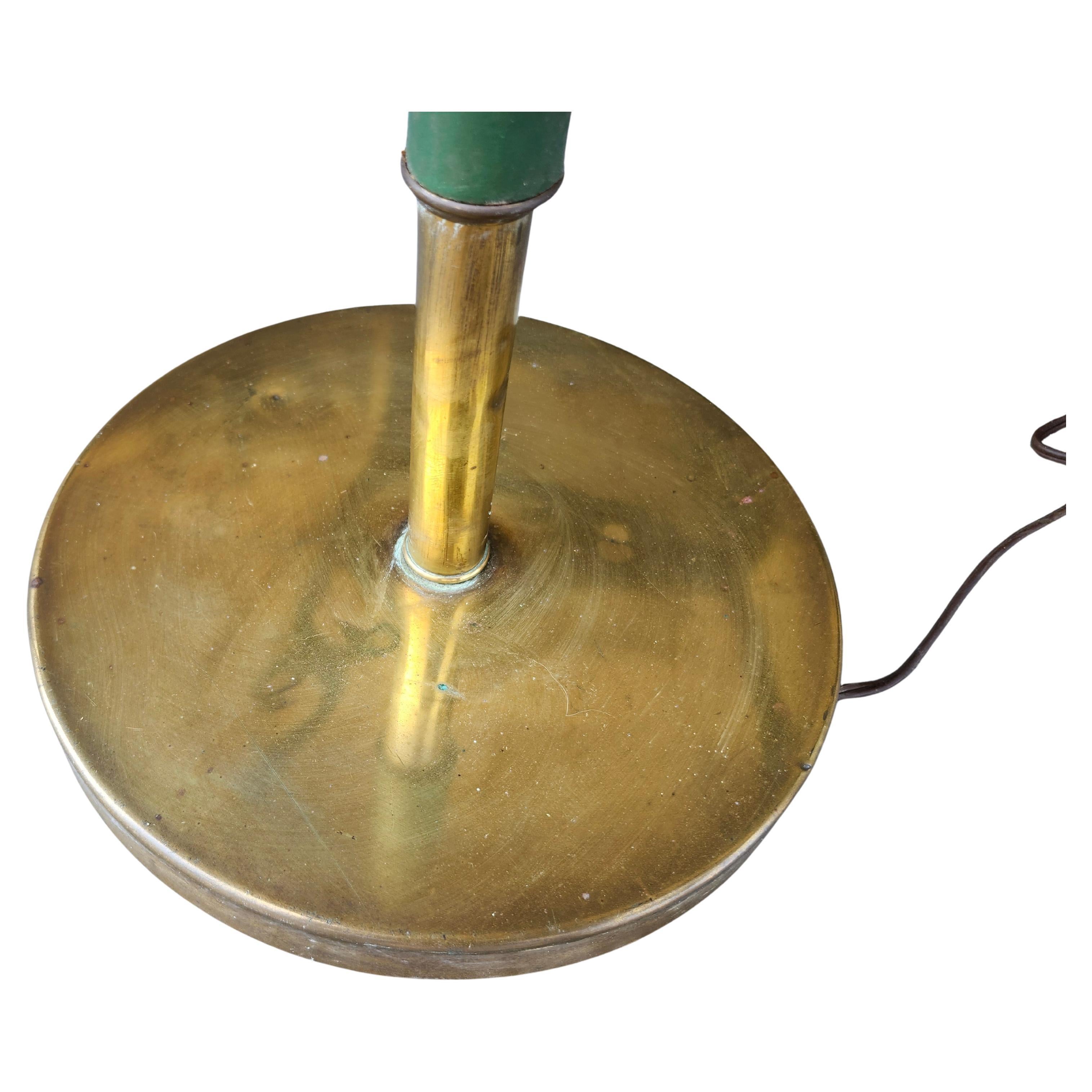Lampada da terra Artful Green francese con borchie in ottone C1930 In condizioni buone in vendita a Port Jervis, NY