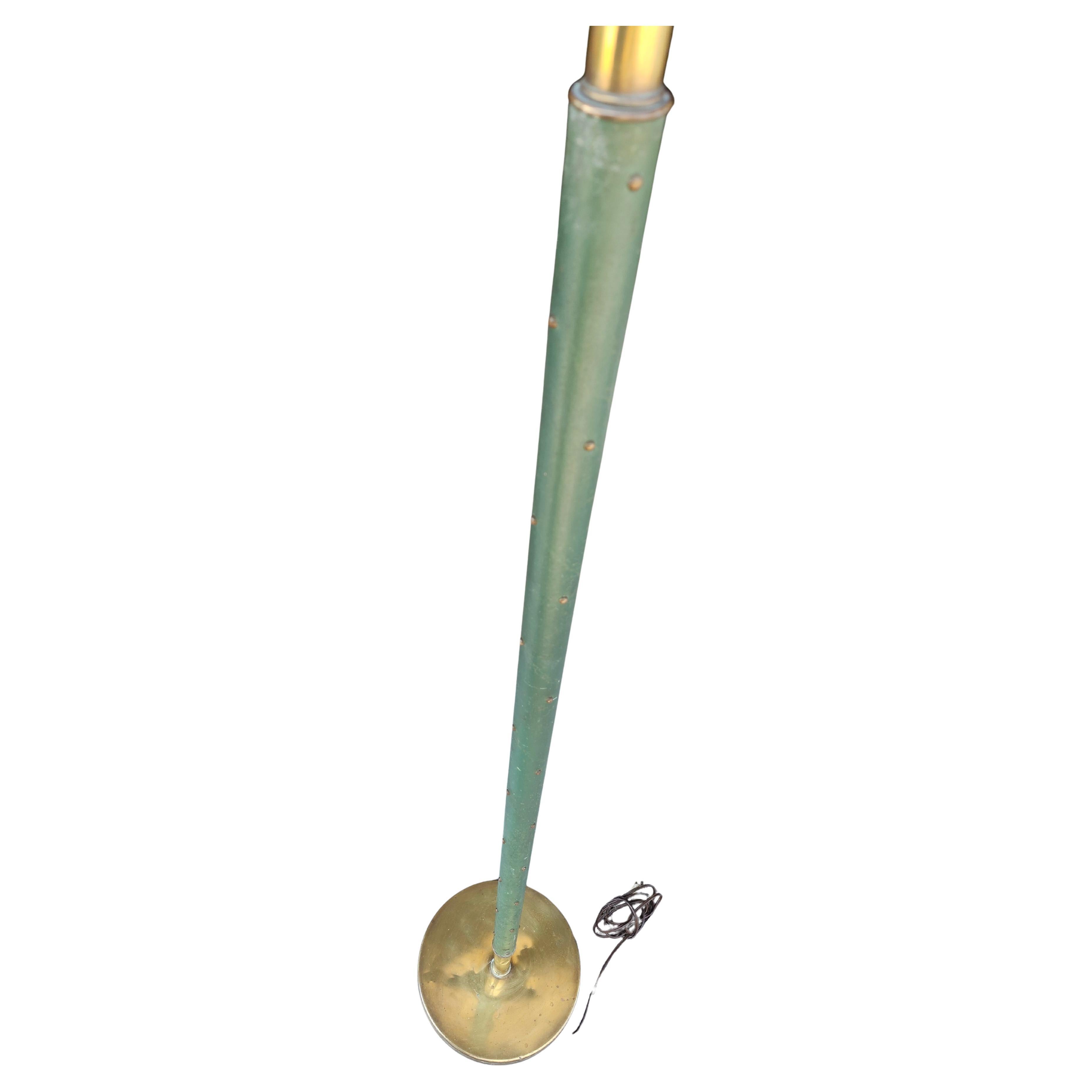Ottone Lampada da terra Artful Green francese con borchie in ottone C1930 in vendita